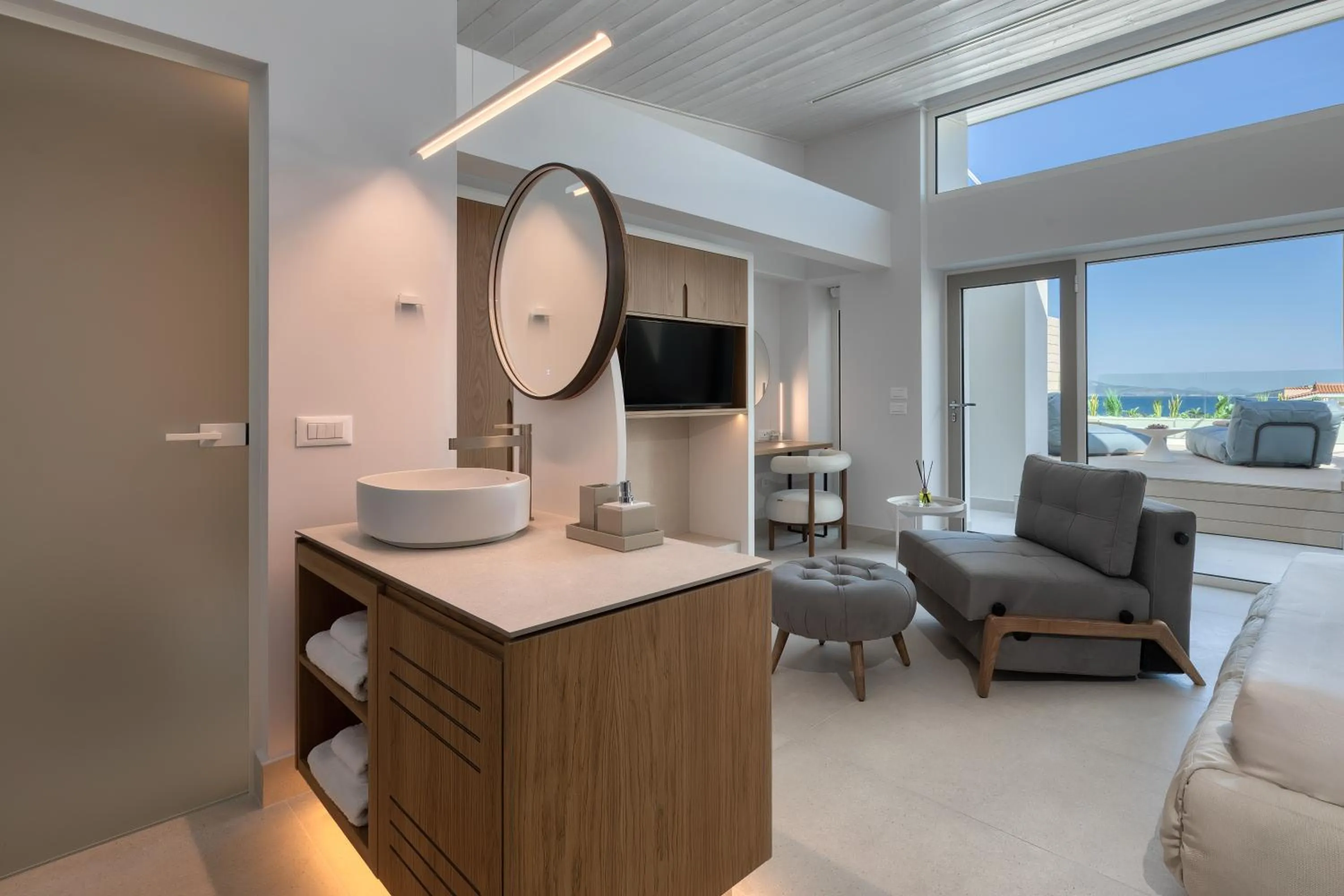 Photo of the whole room in Flisvos Royal Hotel & Suites