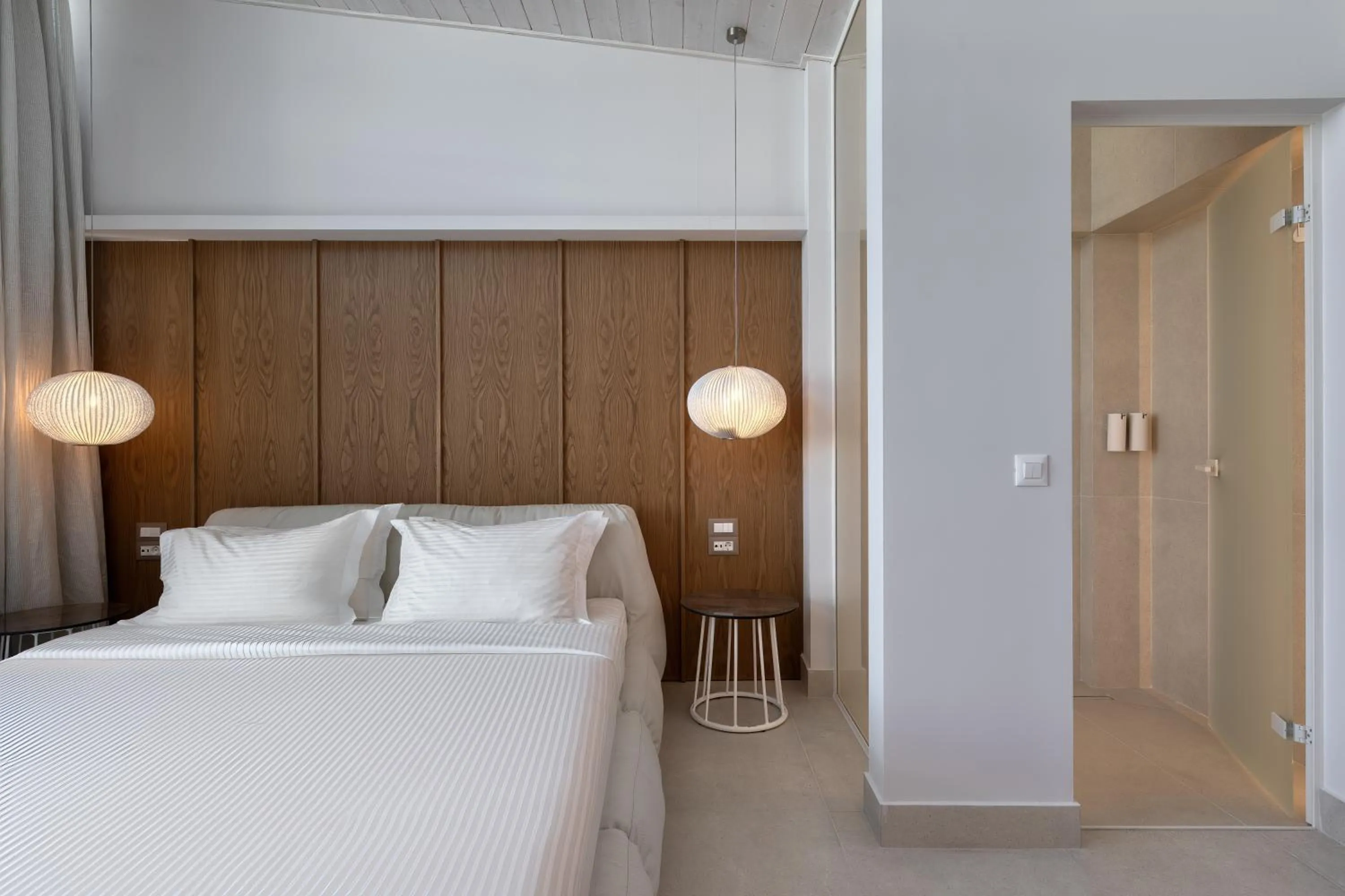 Bed in Flisvos Royal Hotel & Suites