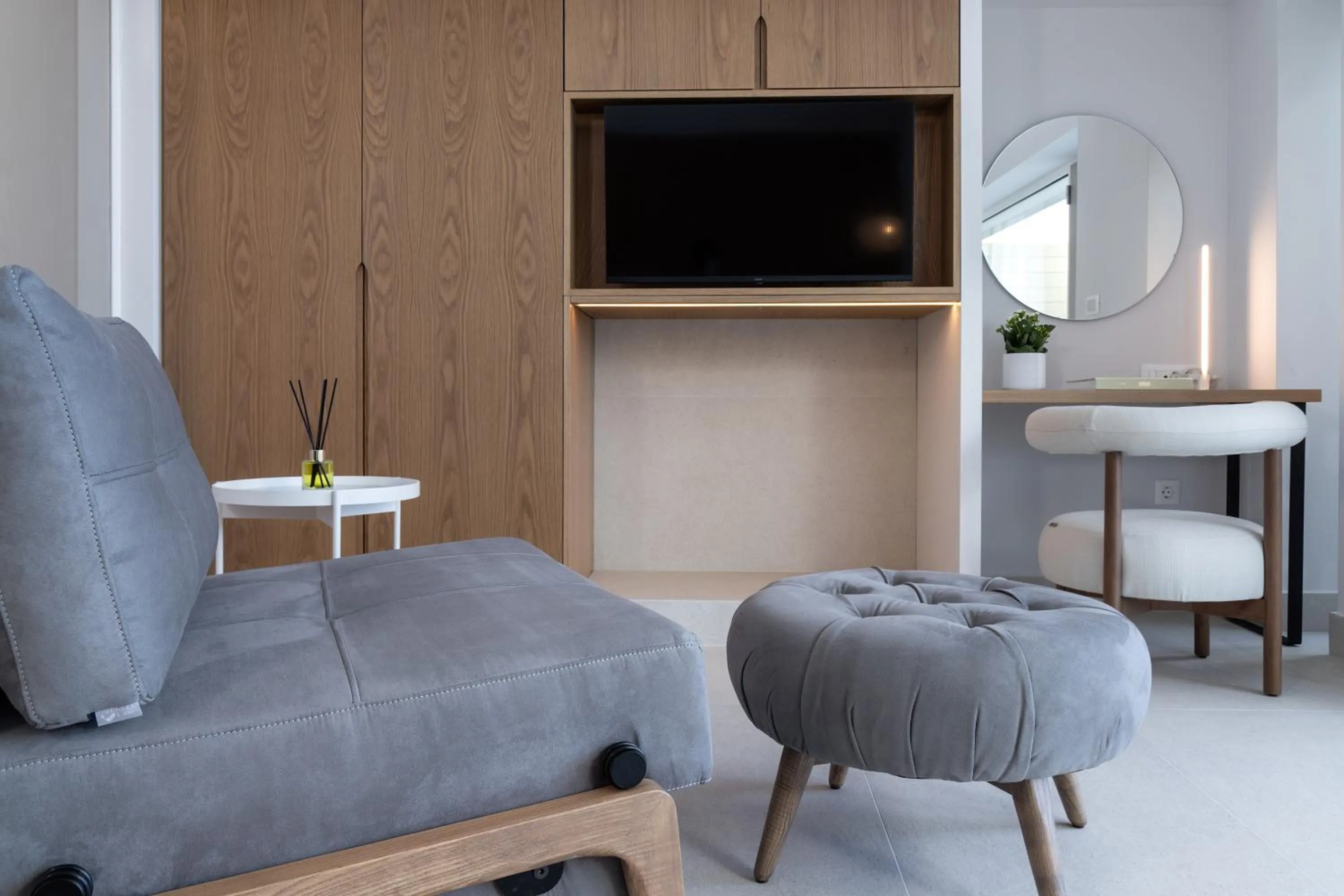 TV and multimedia in Flisvos Royal Hotel & Suites