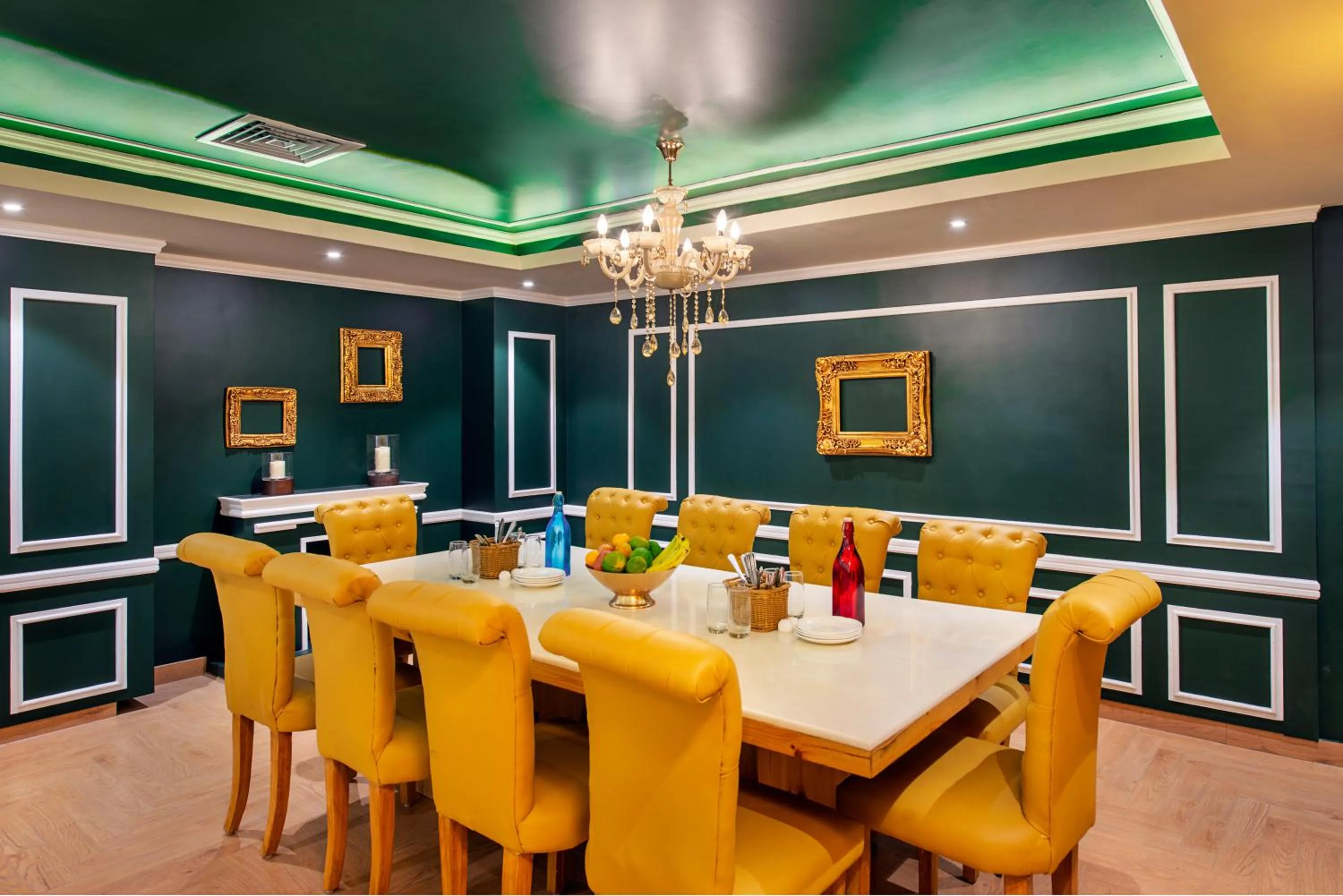 Restaurant/places to eat in Bloom Boutique l Ranjit Avenue