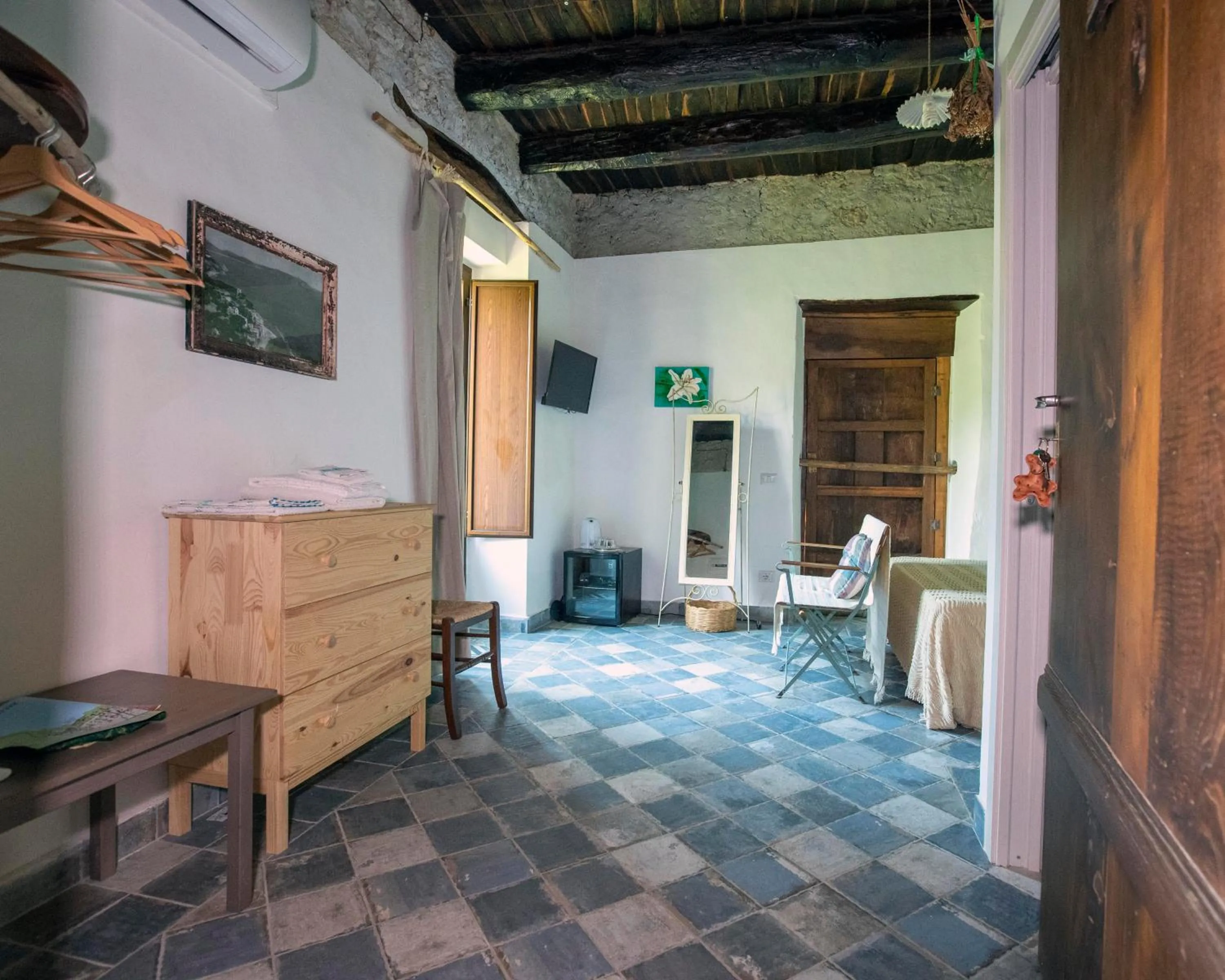 Photo of the whole room in La Casa sul Blu Albergo Diffuso