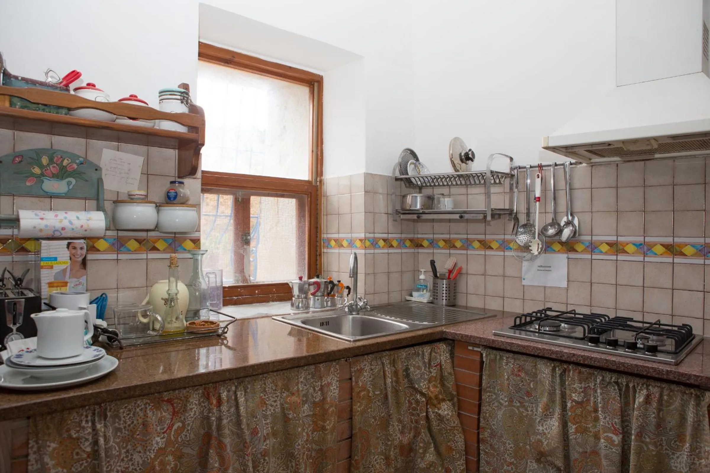 Communal kitchen in La Casa sul Blu Albergo Diffuso