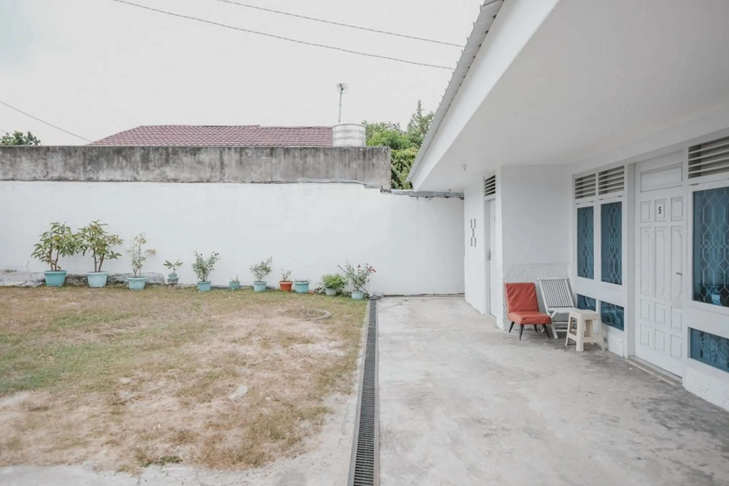 Facade/entrance in RedDoorz @ Beringin Jambi Facade/entrance in RedDoorz @ Beringin Jambi