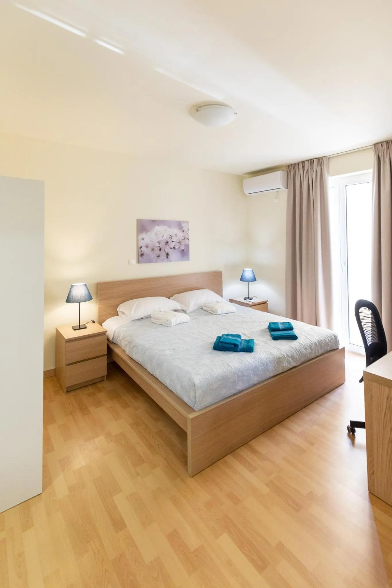 Bed in Athens Kyniska Urban Apartment