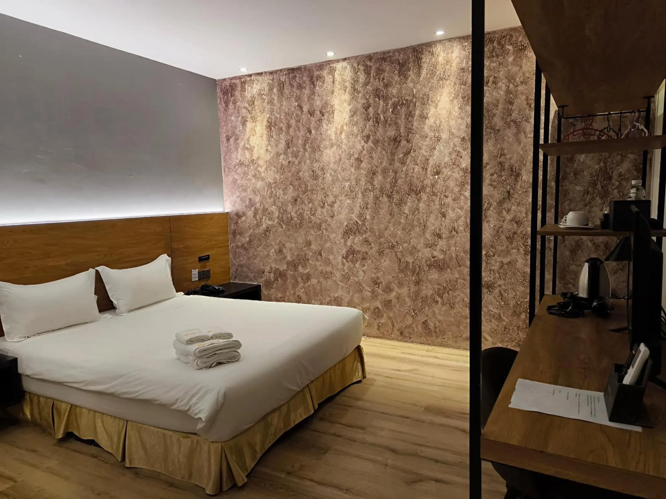 Bedroom, Bed in Roxy Hotel Padungan