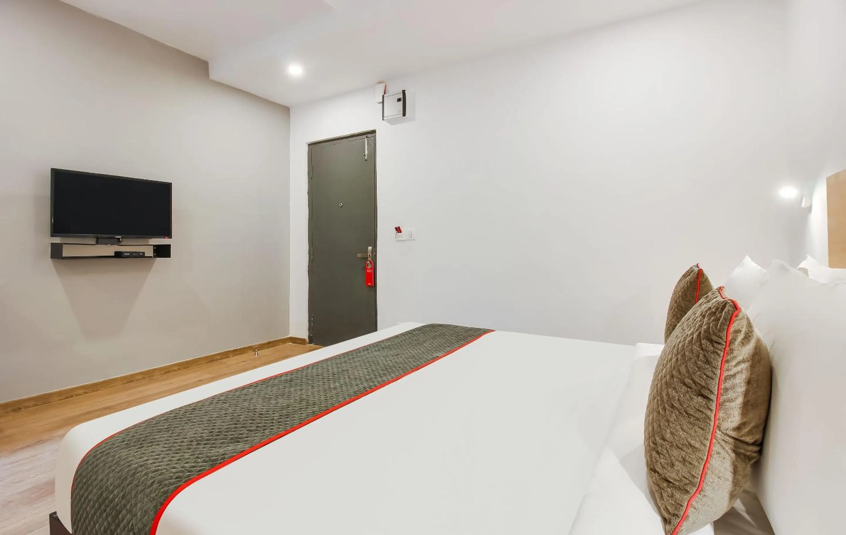 Bedroom, Bed in Super Townhouse THE CINCO HOTEL NEAR ESI HOSPITAL ( SR NAGAR)