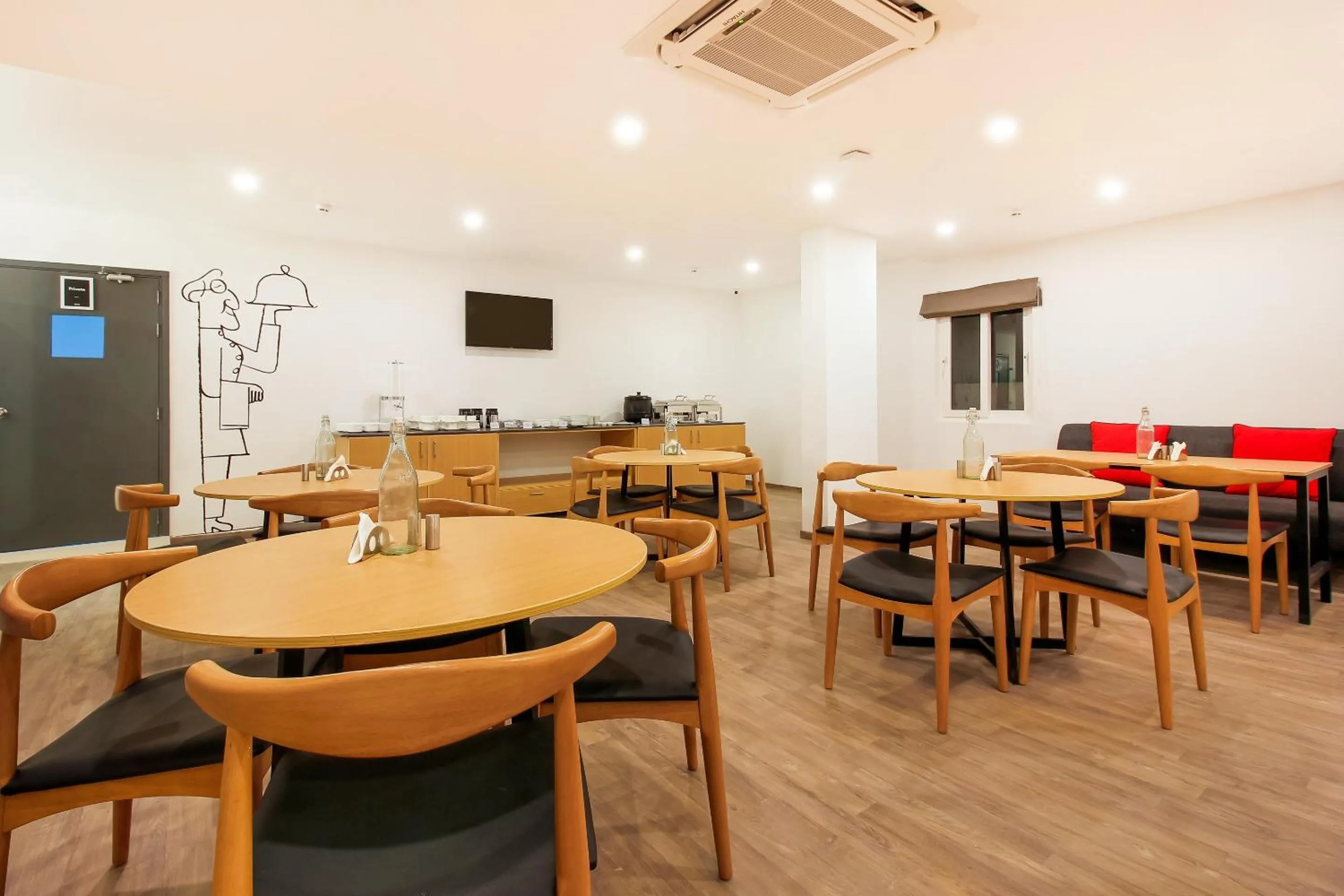 Restaurant/places to eat in Super Townhouse THE CINCO HOTEL NEAR ESI HOSPITAL ( SR NAGAR)