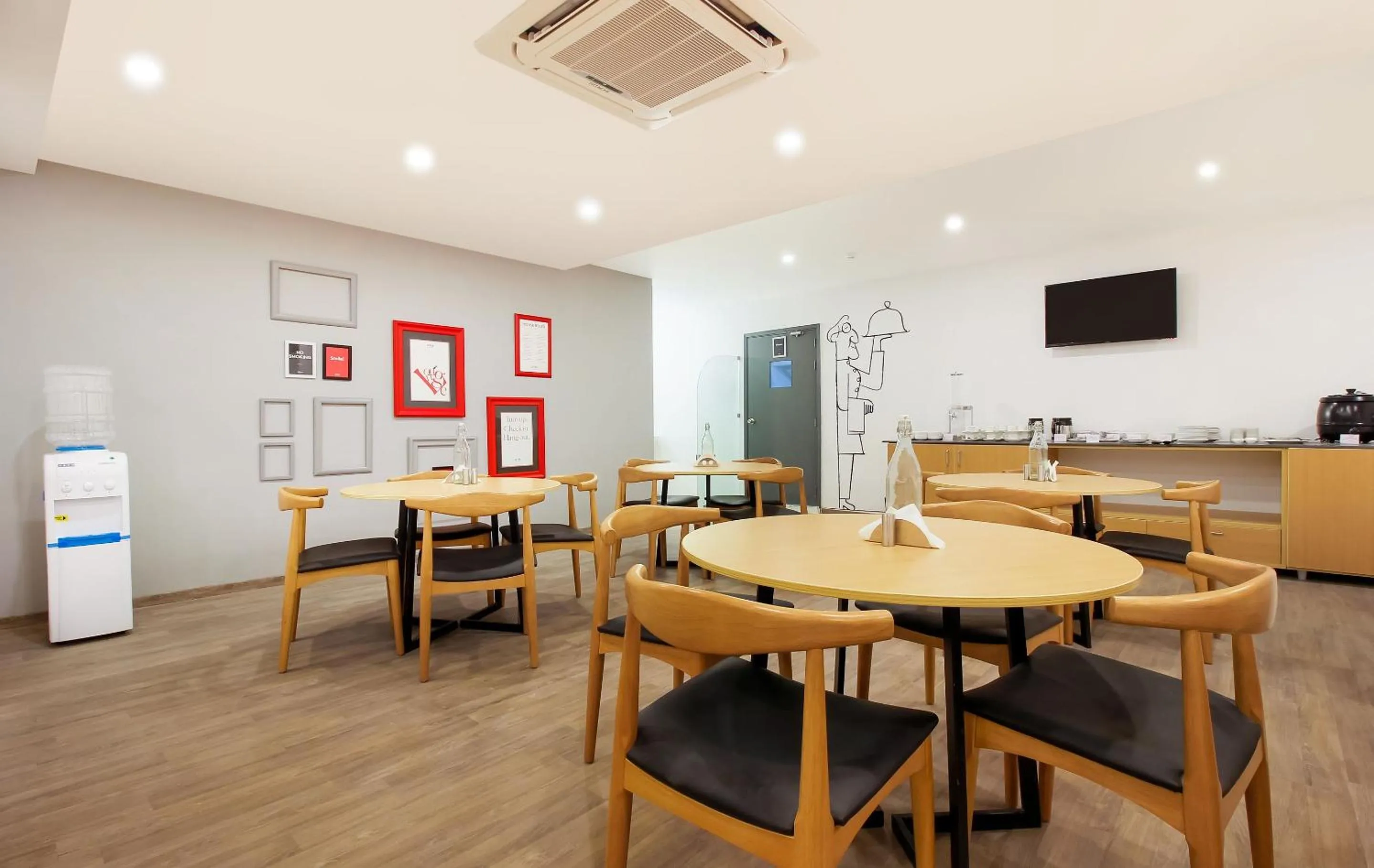 Restaurant/places to eat in Super Townhouse THE CINCO HOTEL NEAR ESI HOSPITAL ( SR NAGAR)