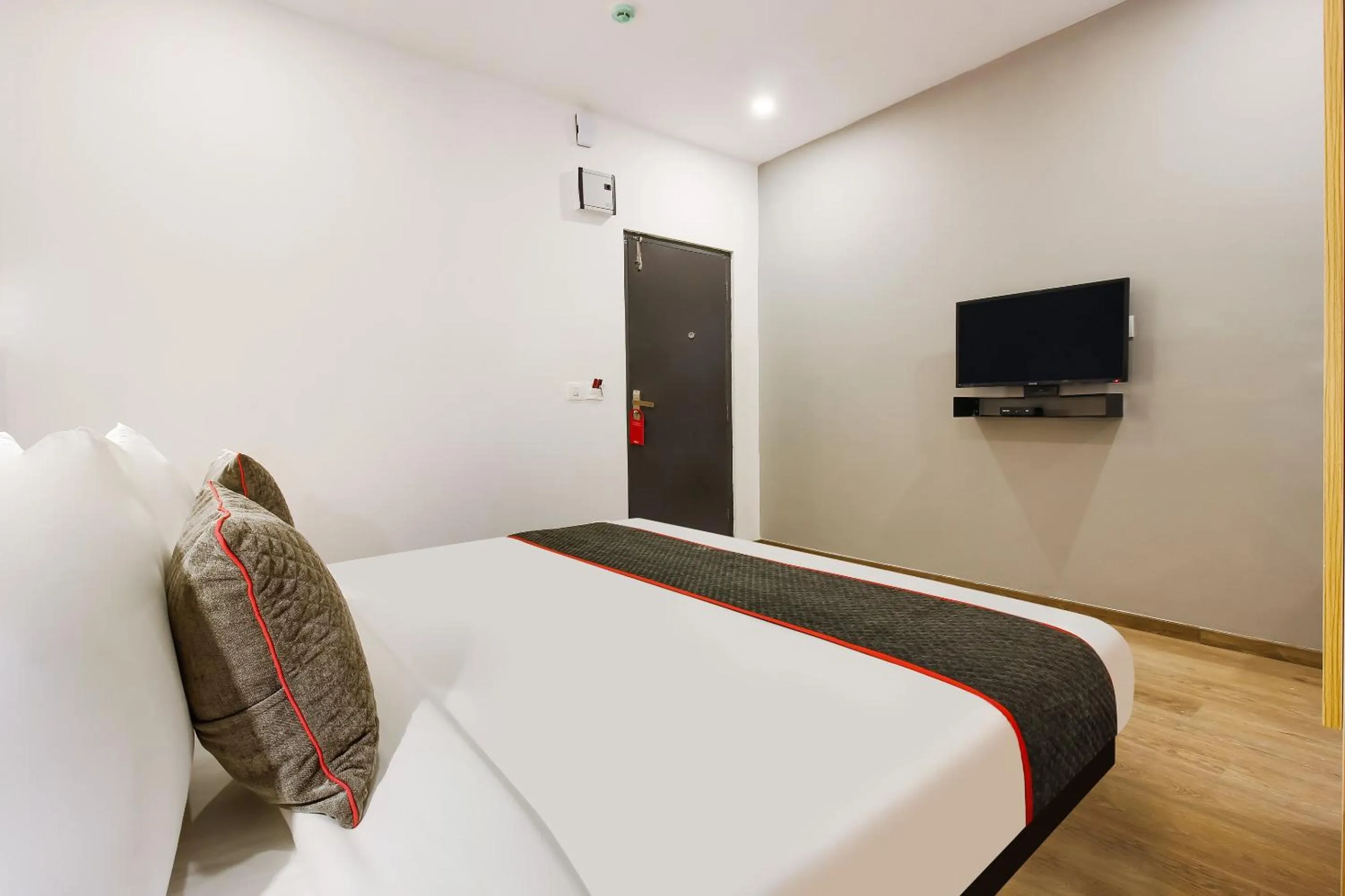 Bedroom, Bed in Super Townhouse THE CINCO HOTEL NEAR ESI HOSPITAL ( SR NAGAR)