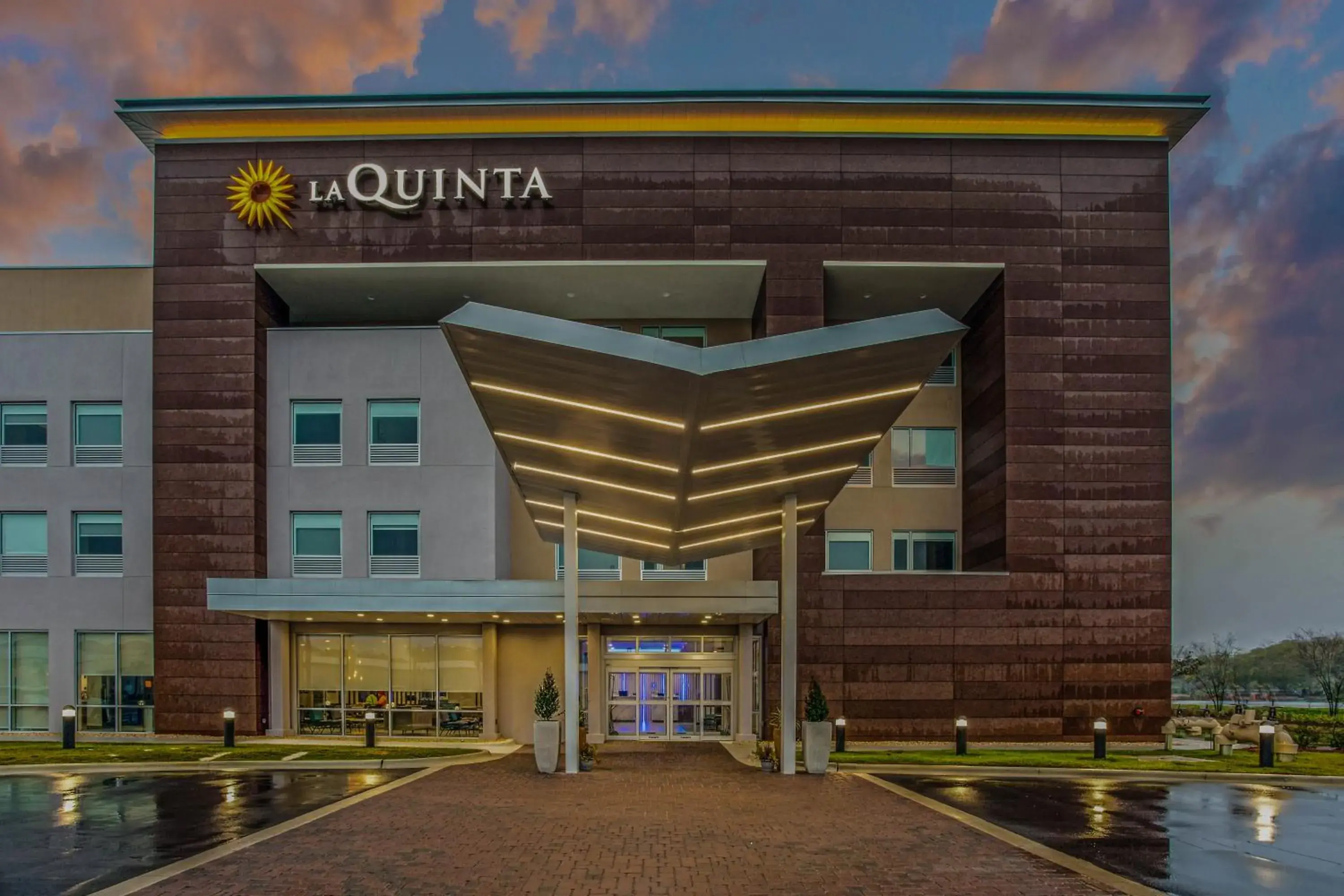 Facade/entrance in La Quinta Inn & Suites by Wyndham Miramar Beach-Destin Facade/entrance in La Quinta Inn & Suites by Wyndham Miramar Beach-Destin