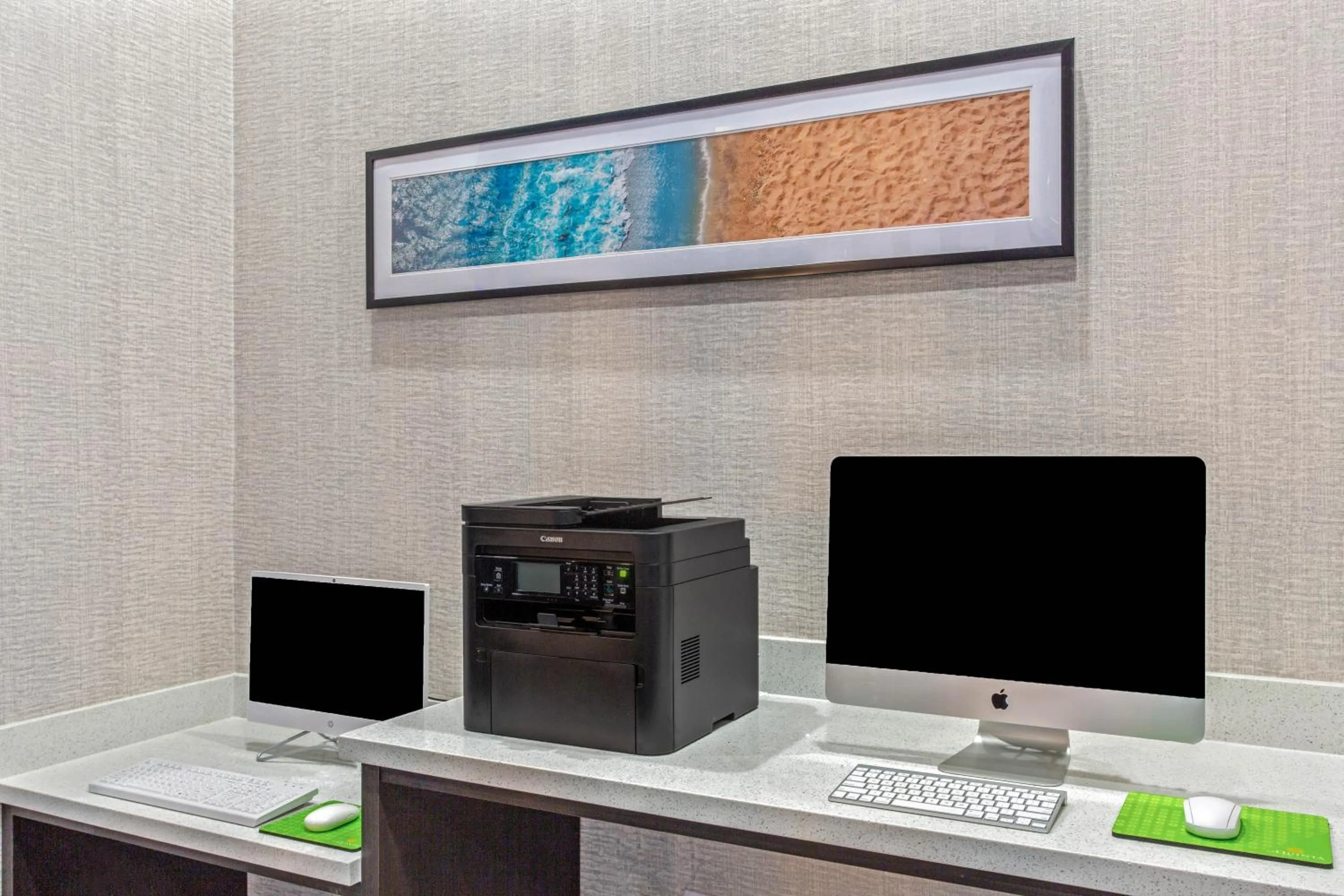 Business facilities in La Quinta Inn & Suites by Wyndham Miramar Beach-Destin