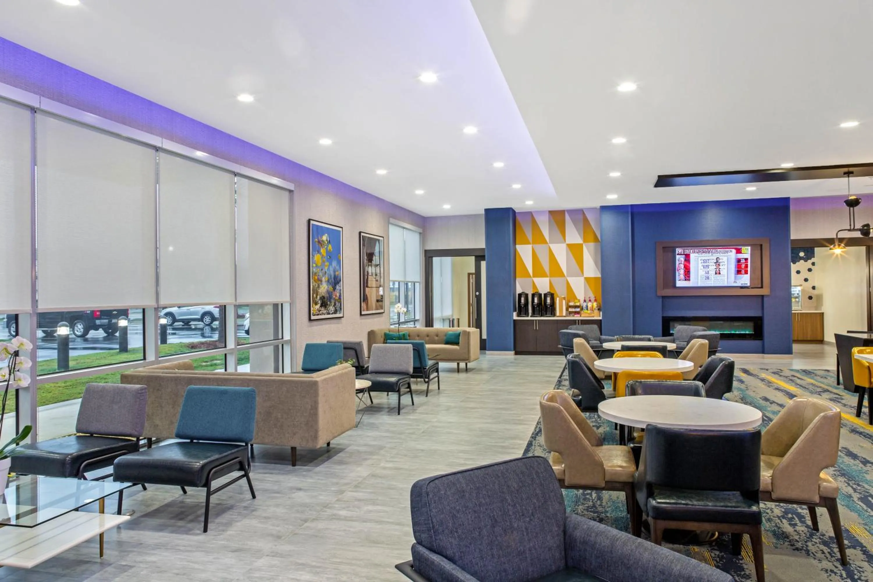 Communal lounge/ TV room in La Quinta Inn & Suites by Wyndham Miramar Beach-Destin