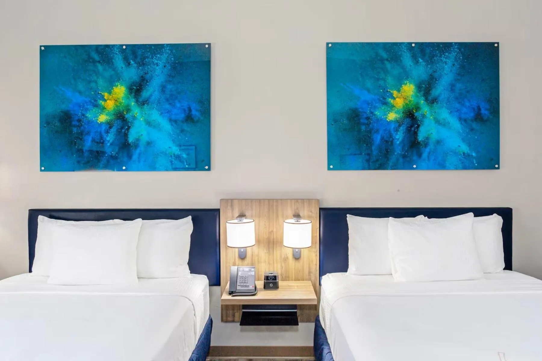 Bed in La Quinta Inn & Suites by Wyndham Miramar Beach-Destin