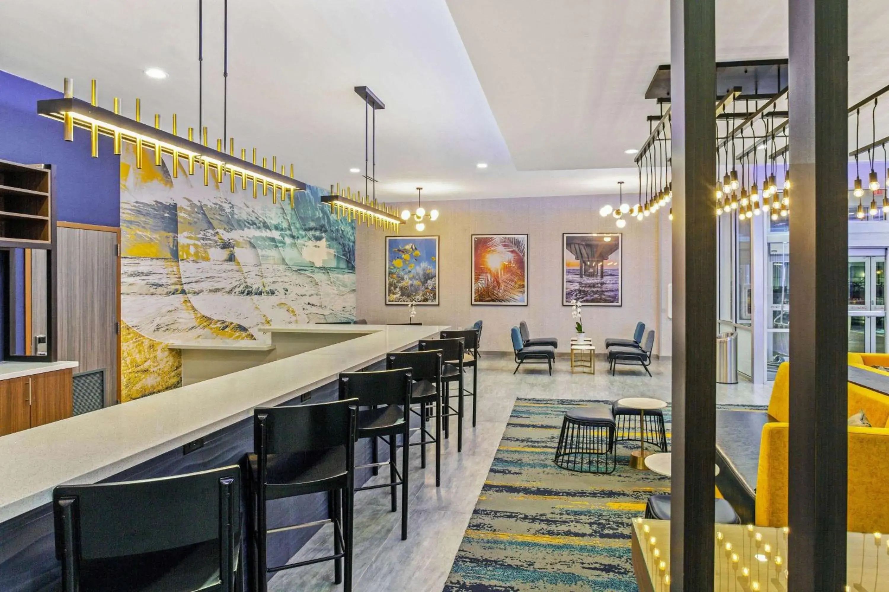Lounge or bar in La Quinta Inn & Suites by Wyndham Miramar Beach-Destin Lounge or bar in La Quinta Inn & Suites by Wyndham Miramar Beach-Destin