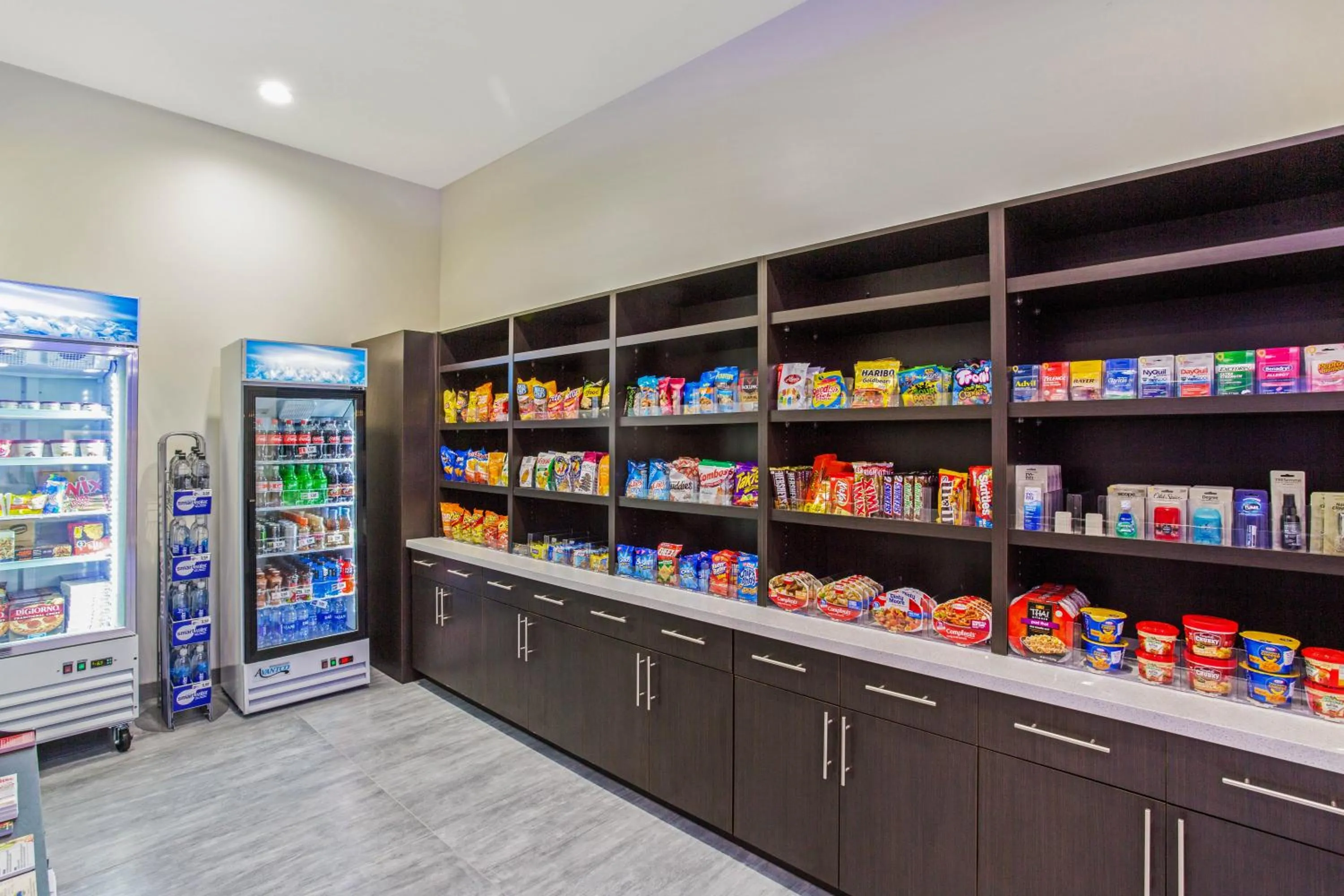 On-site shops in La Quinta Inn & Suites by Wyndham Miramar Beach-Destin