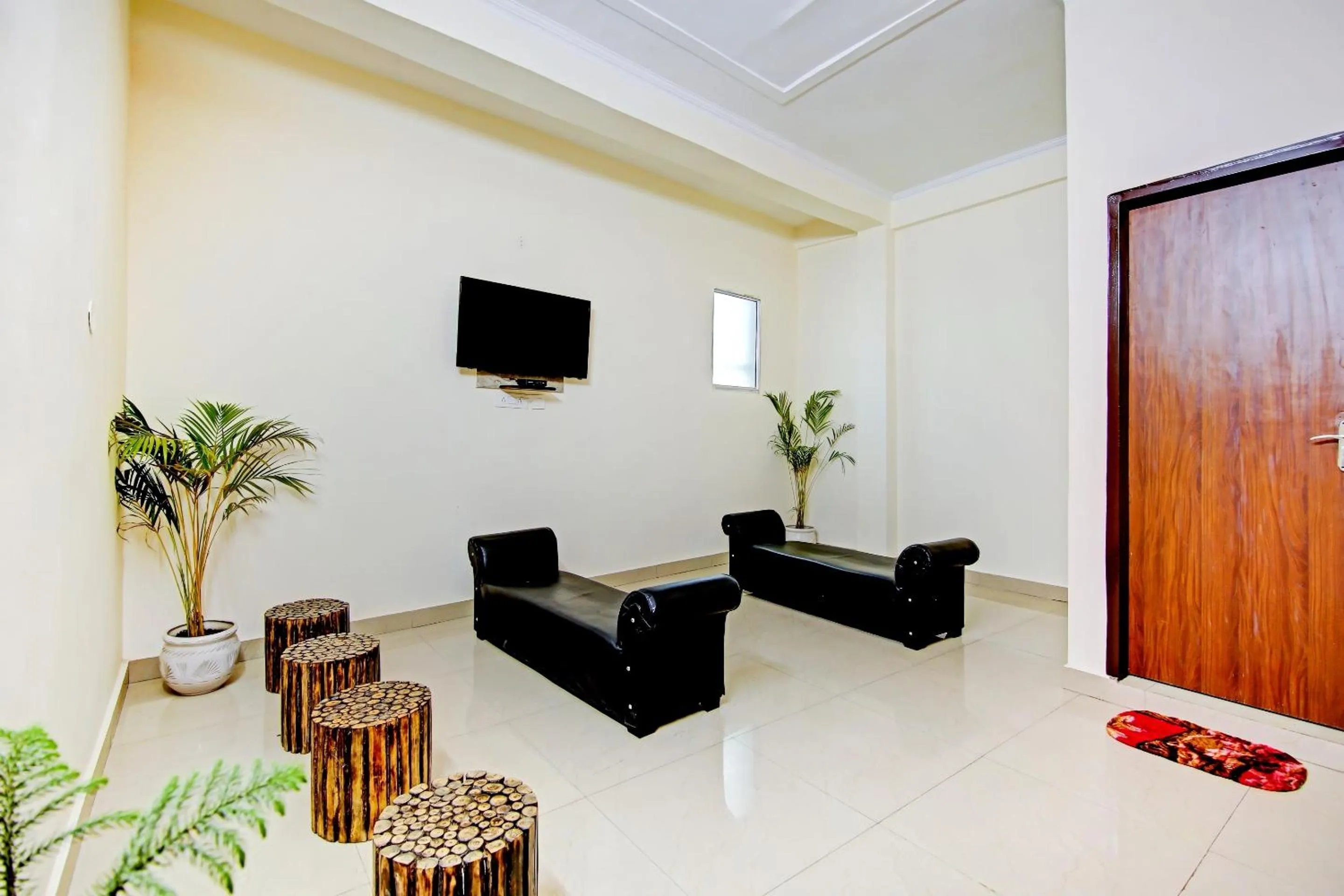 Lobby or reception in Hotel O SKY INN