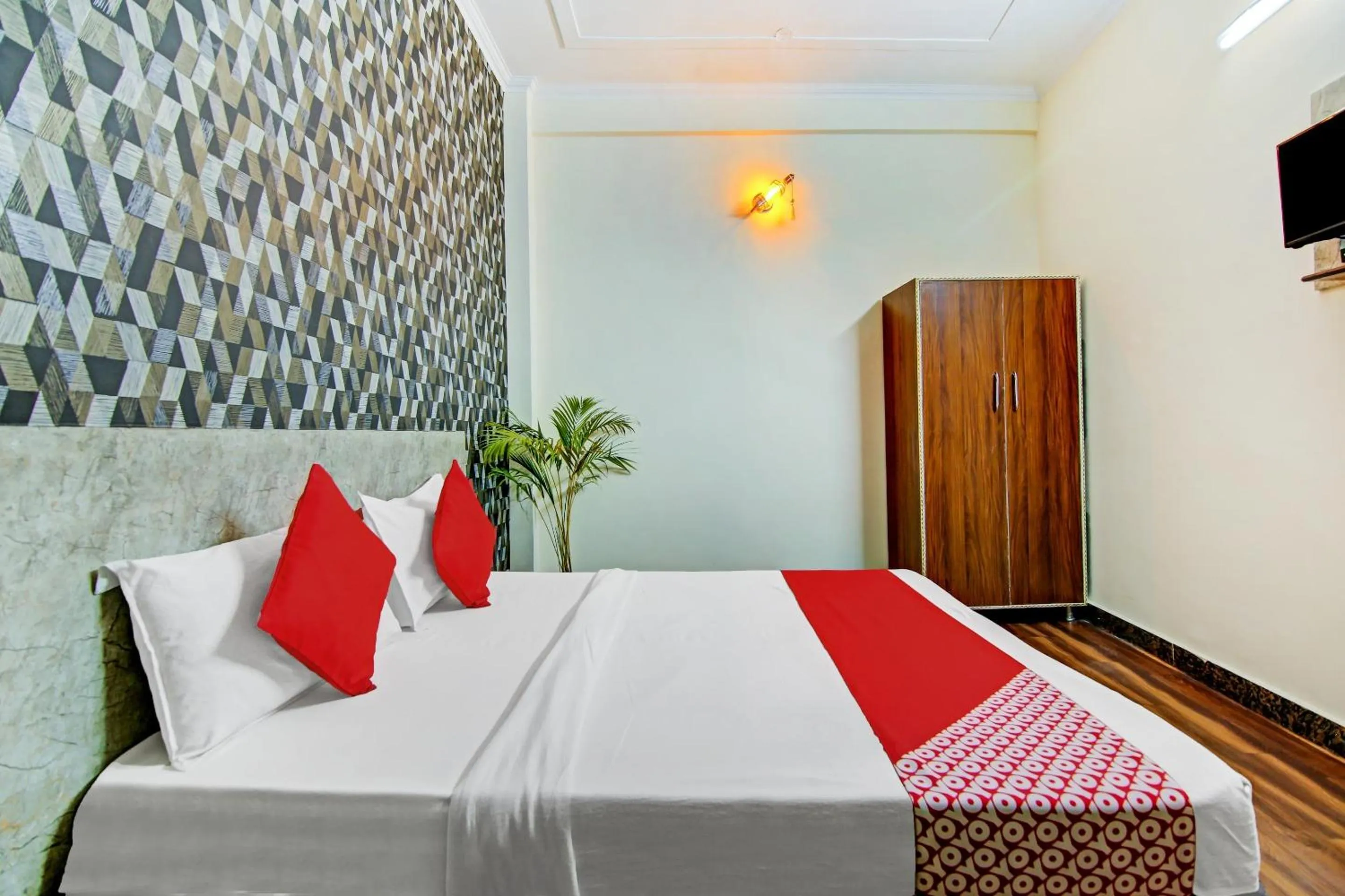 Facade/entrance, Bed in Hotel O SKY INN