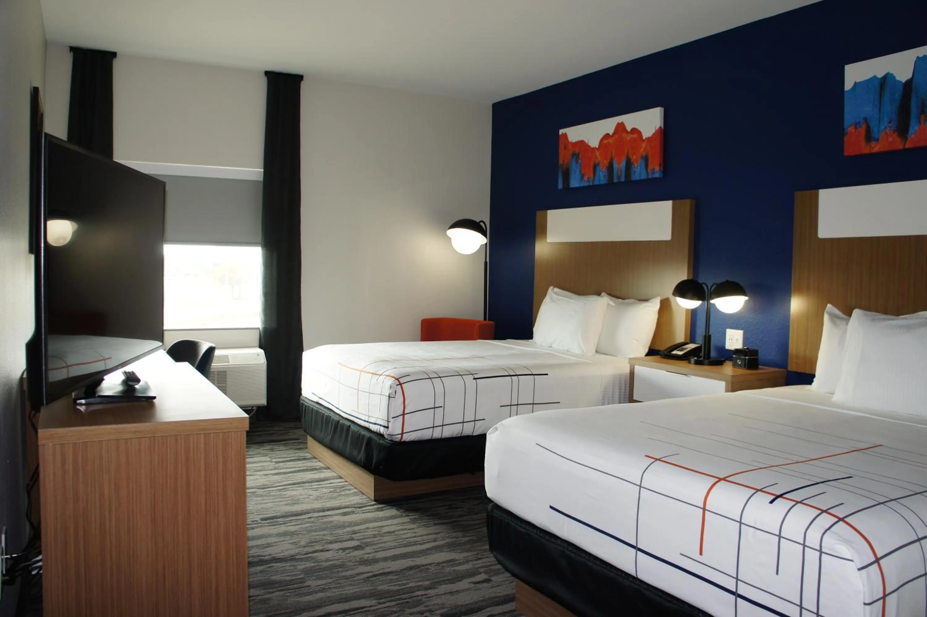 Photo of the whole room, Bed in La Quinta Inn & Suites Katy-Mills by Wyndham Katy