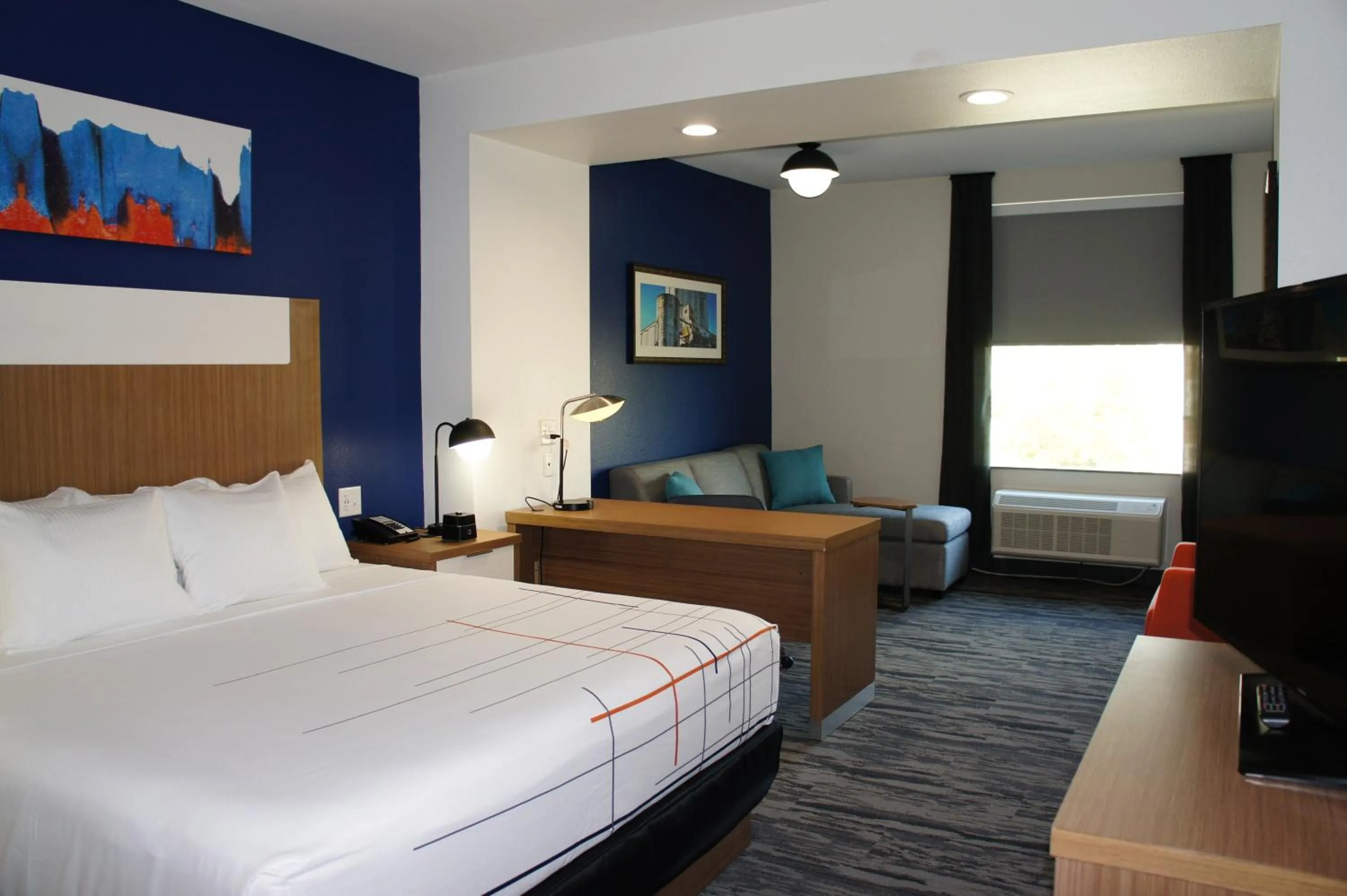 Photo of the whole room, Bed in La Quinta Inn & Suites Katy-Mills by Wyndham Katy