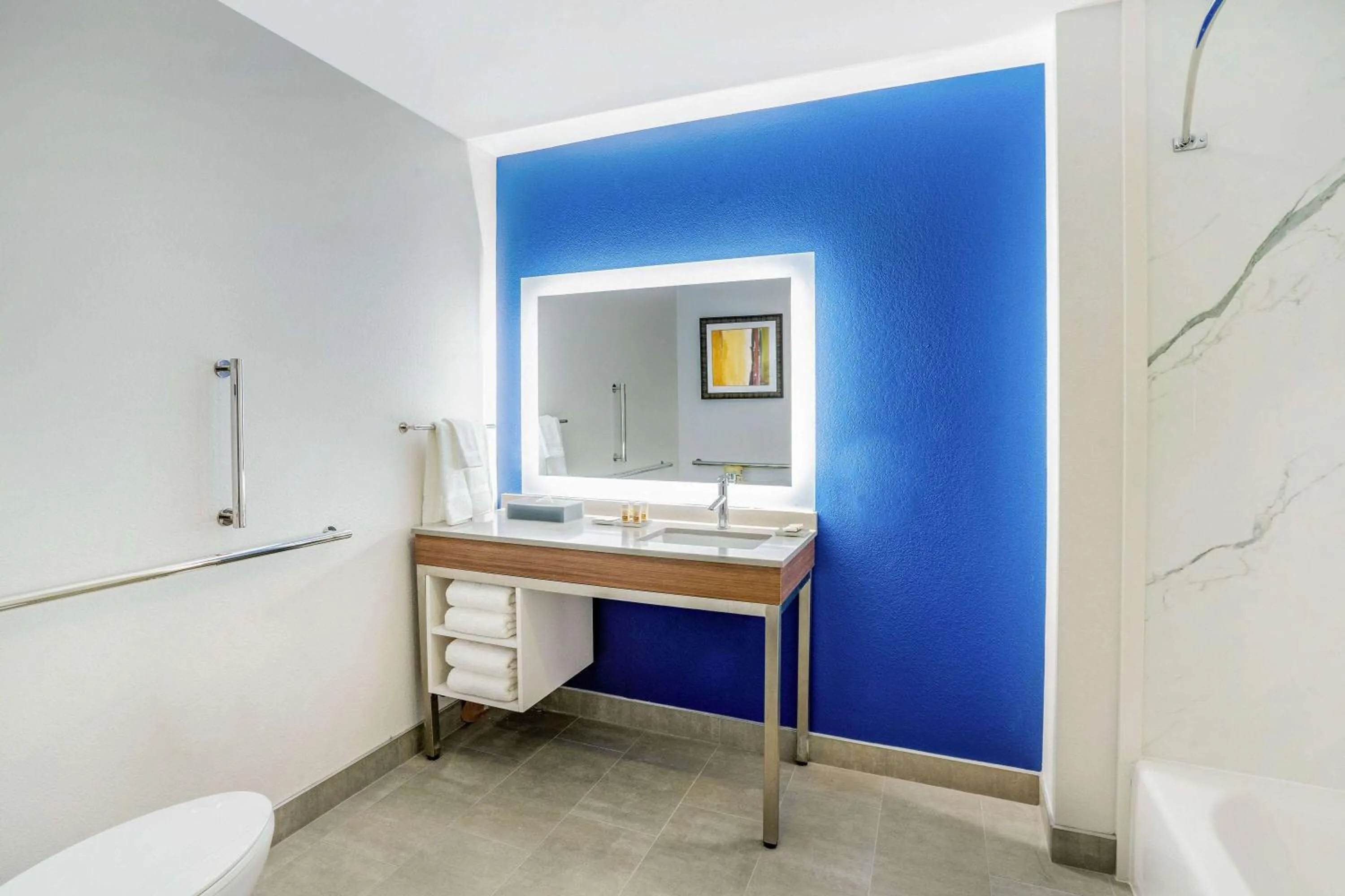 Bathroom in La Quinta Inn & Suites Katy-Mills by Wyndham Katy