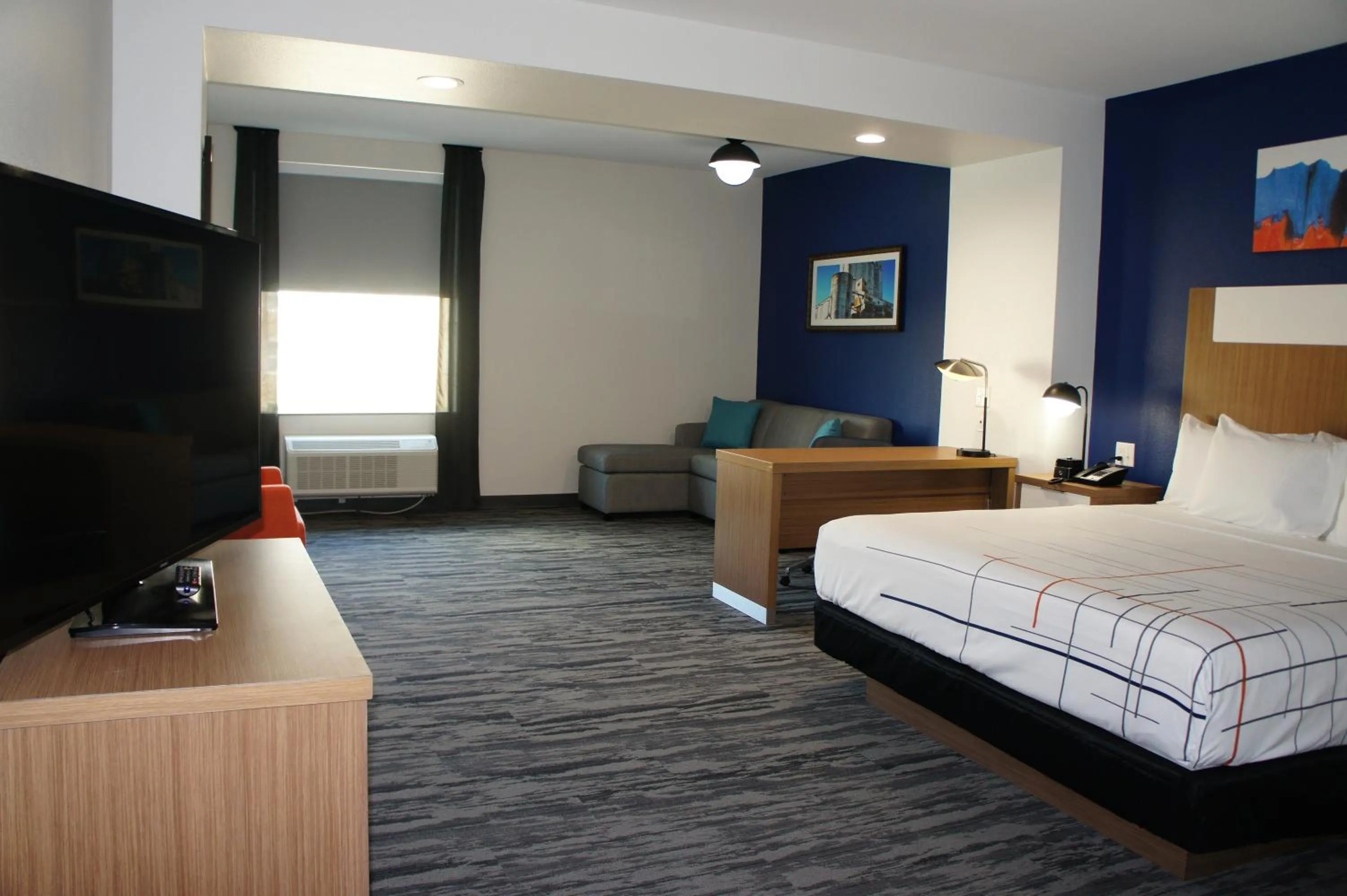 Photo of the whole room, Bed in La Quinta Inn & Suites Katy-Mills by Wyndham Katy