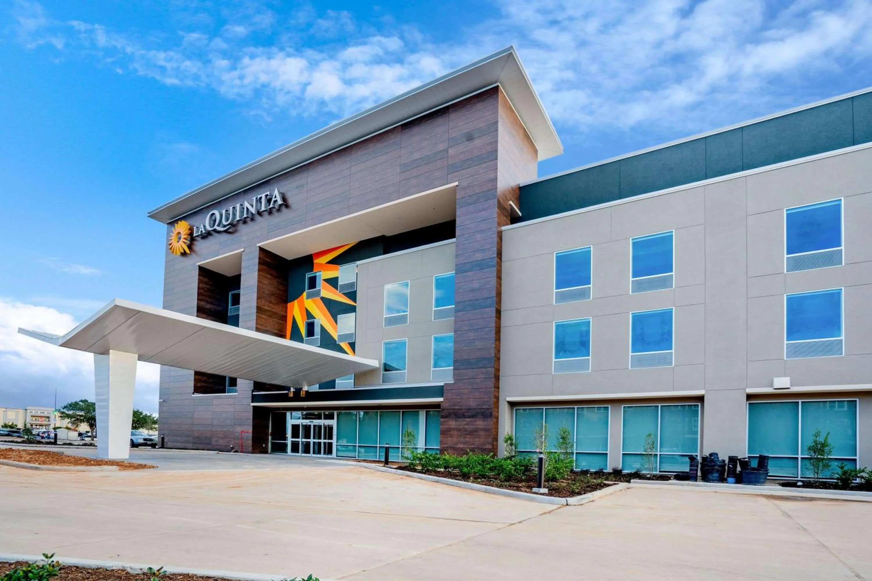Property building in La Quinta Inn & Suites Katy-Mills by Wyndham Katy