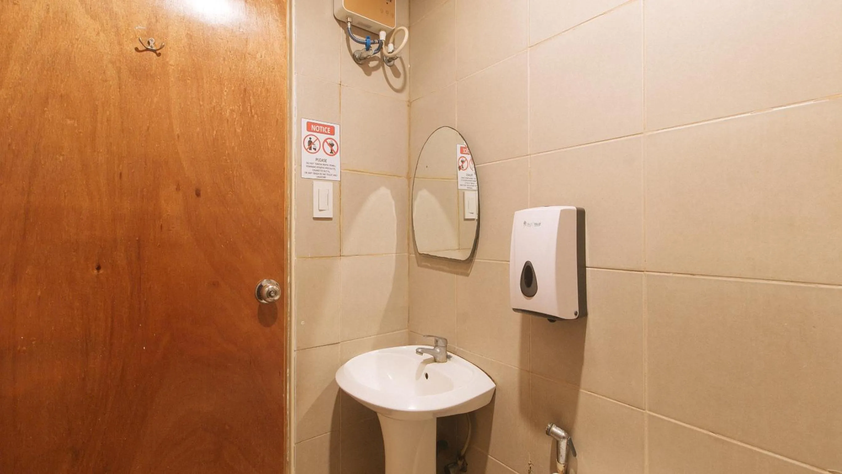 Bathroom in RedDoorz at Ranchotel Alabang