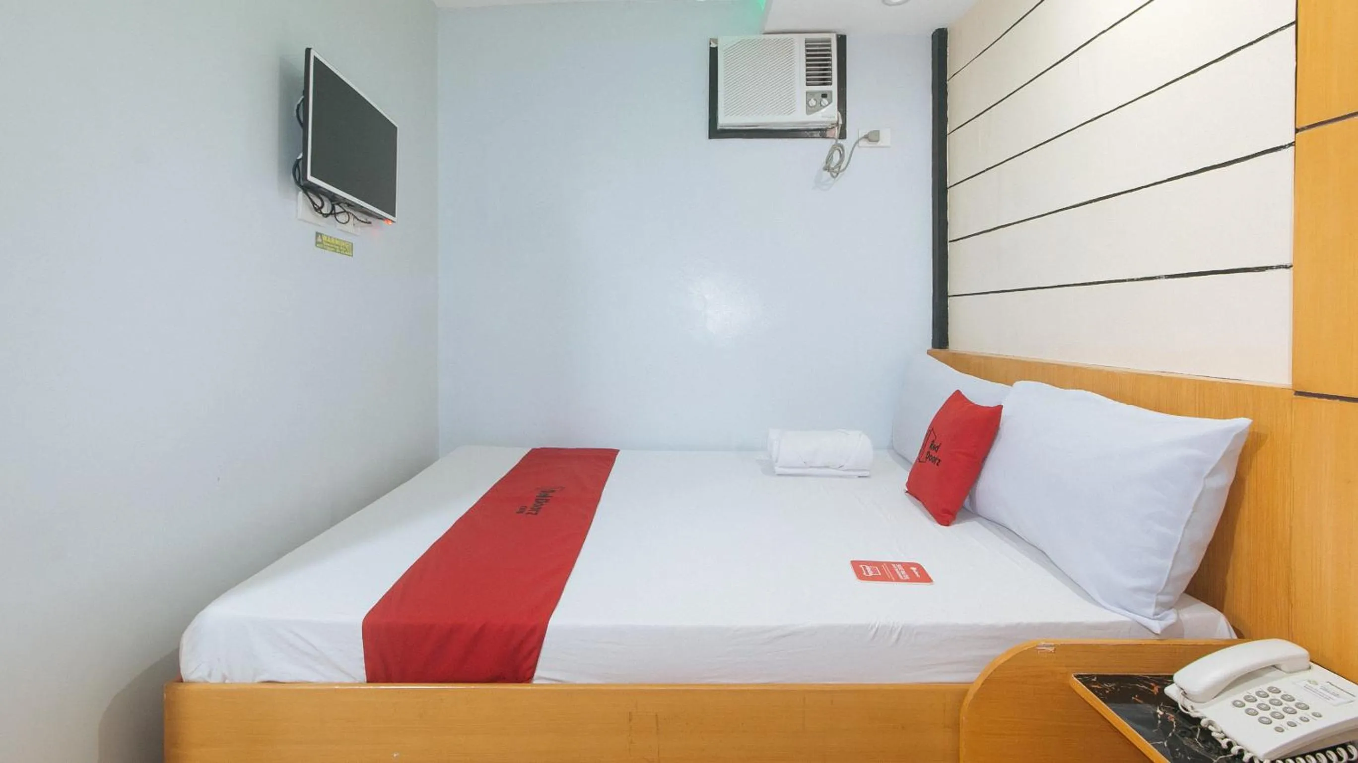 Bed in RedDoorz at Ranchotel Alabang