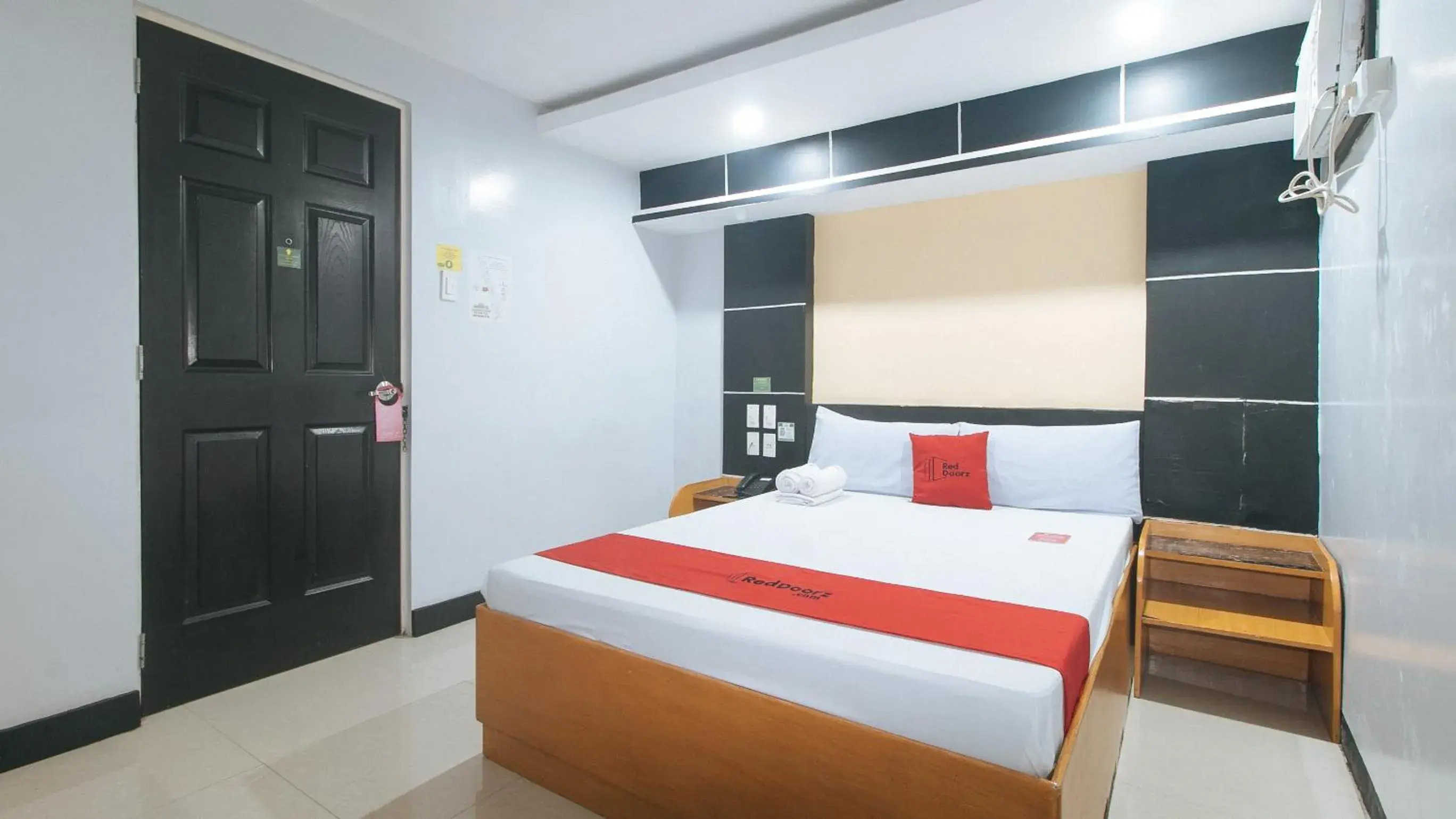Bed in RedDoorz at Ranchotel Alabang Bed in RedDoorz at Ranchotel Alabang