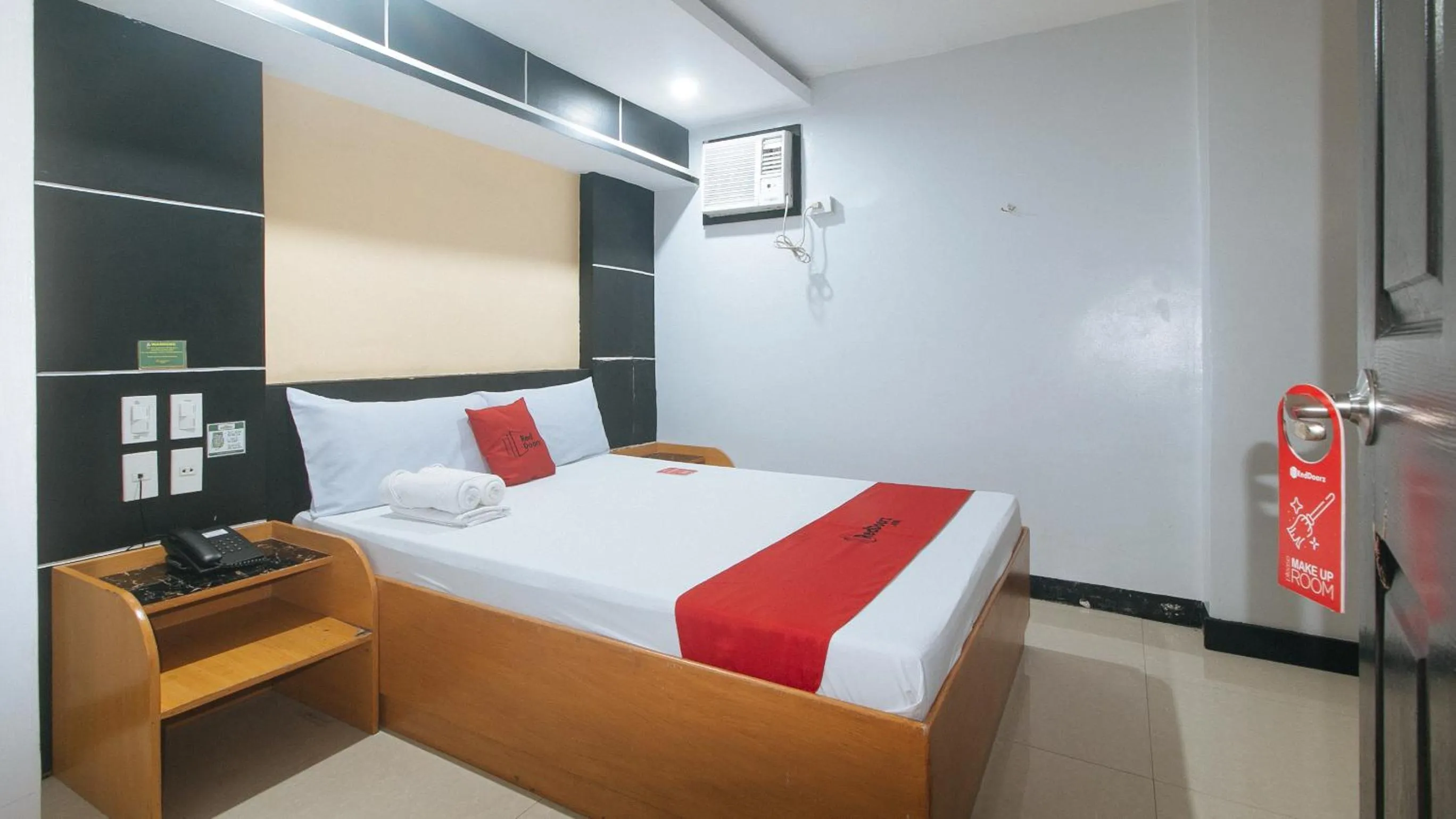 Bed in RedDoorz at Ranchotel Alabang