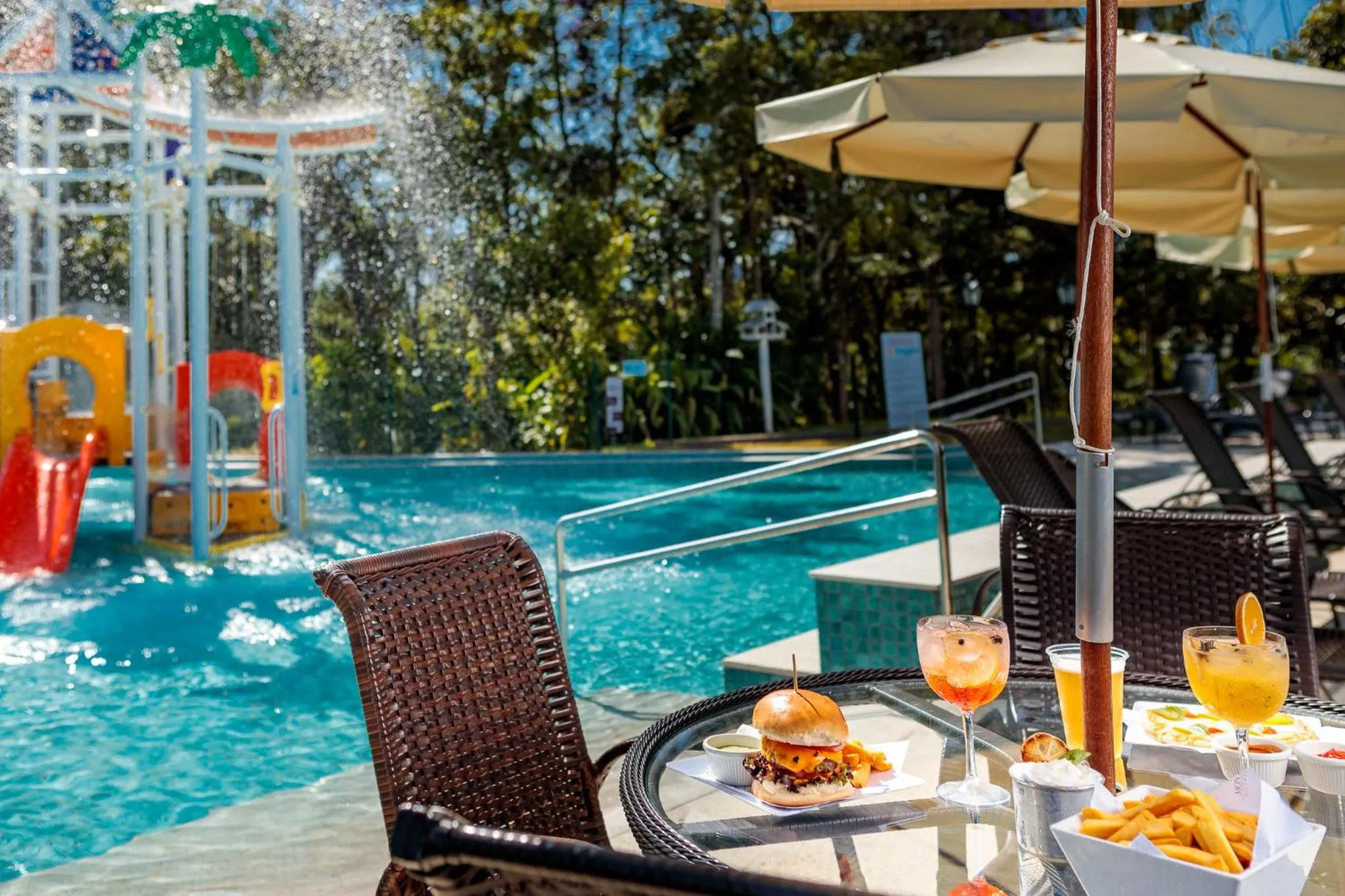 Restaurant/places to eat in Monthez Hotel & Eventos