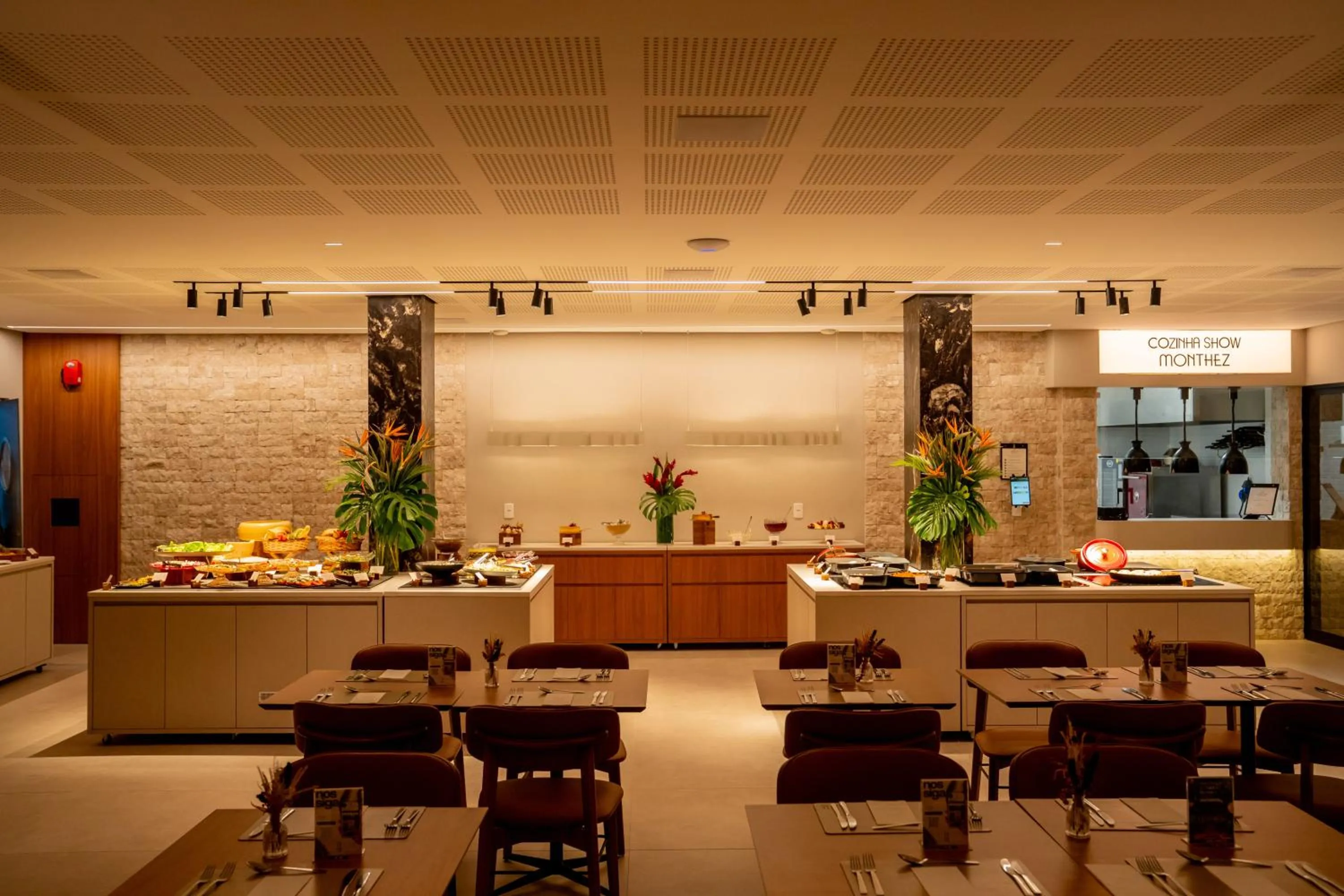 Restaurant/places to eat in Monthez Hotel & Eventos