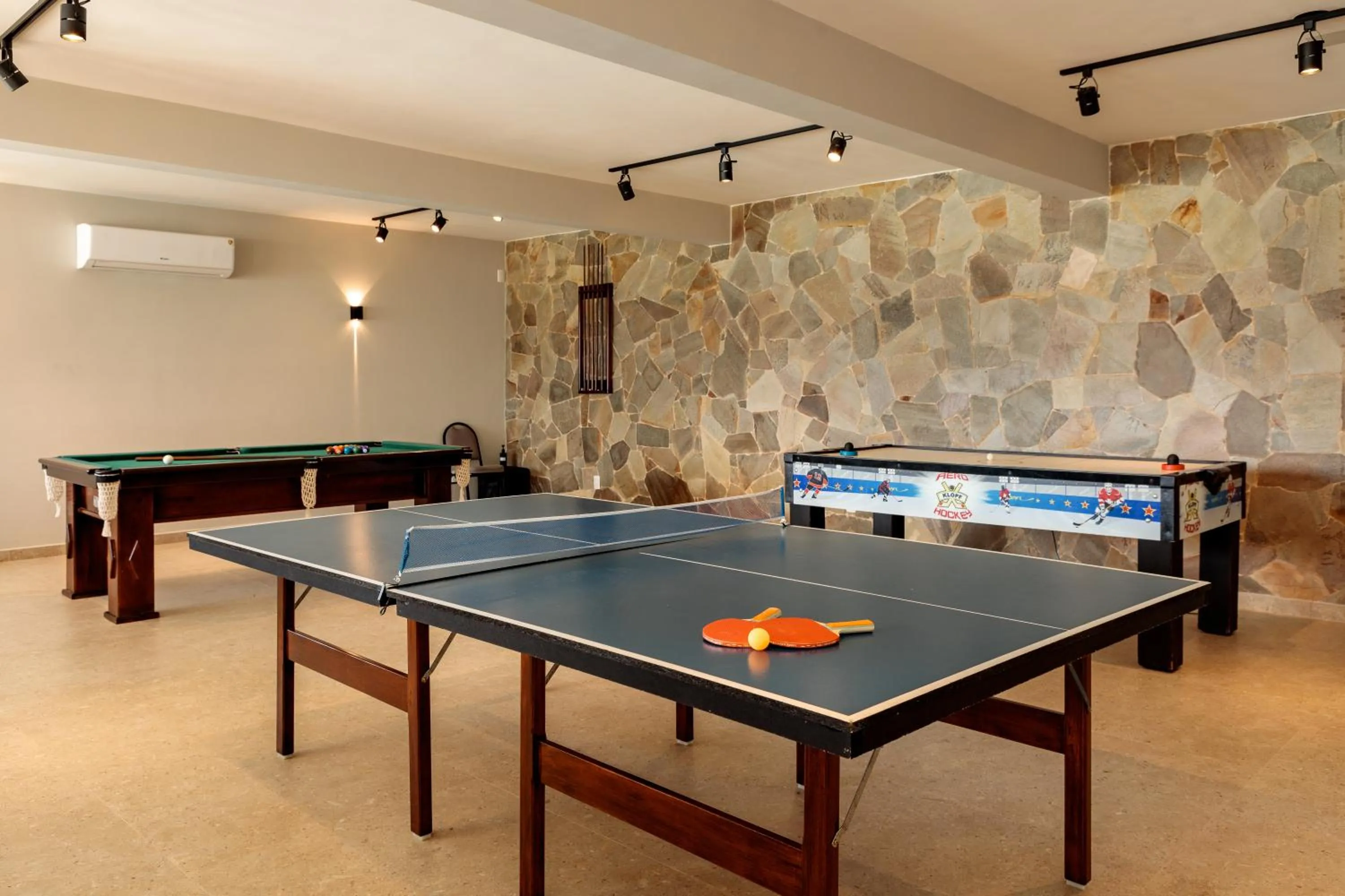 Billiard in Monthez Hotel & Eventos