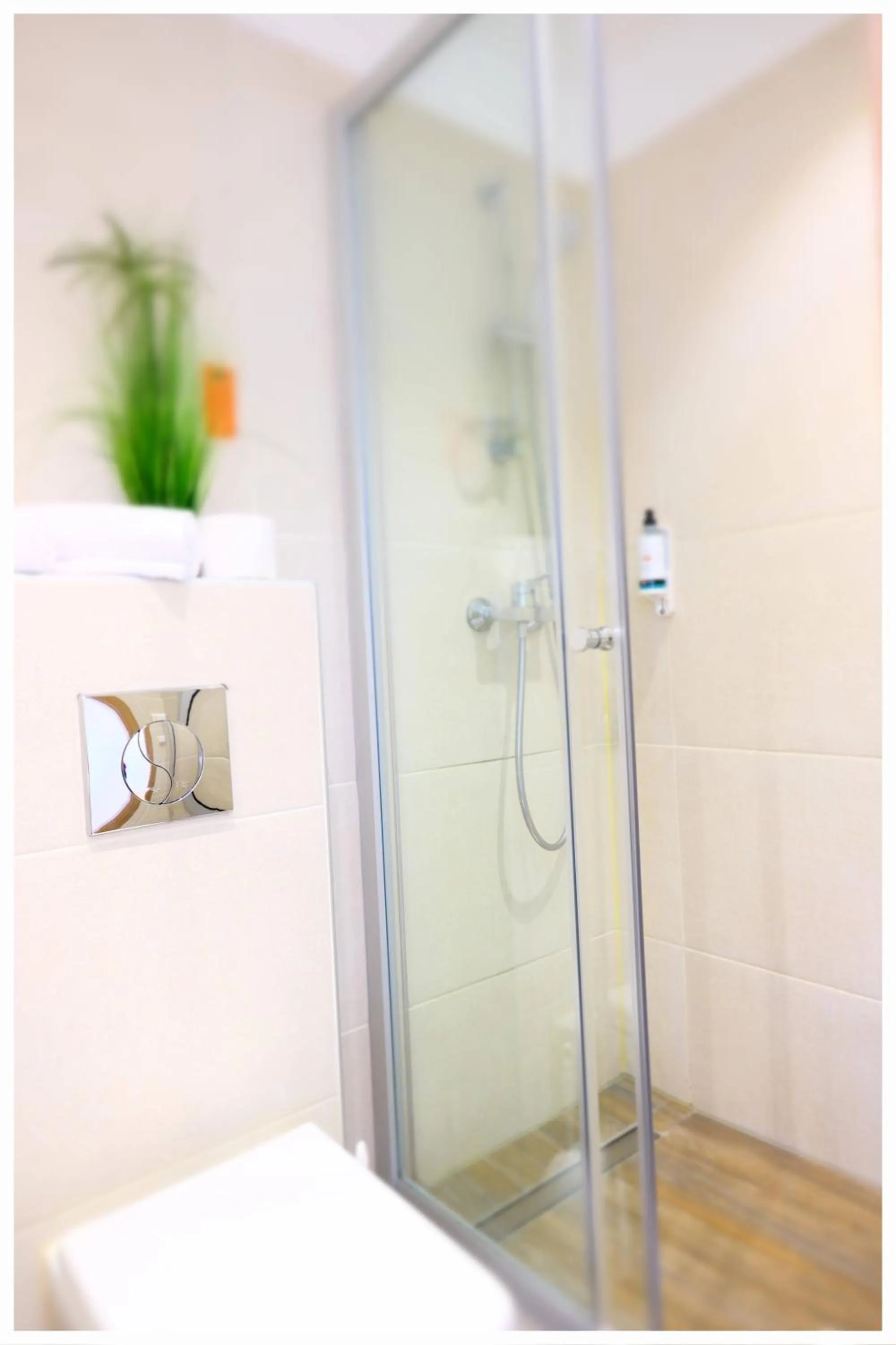 Shower in Motel Plus Berlin