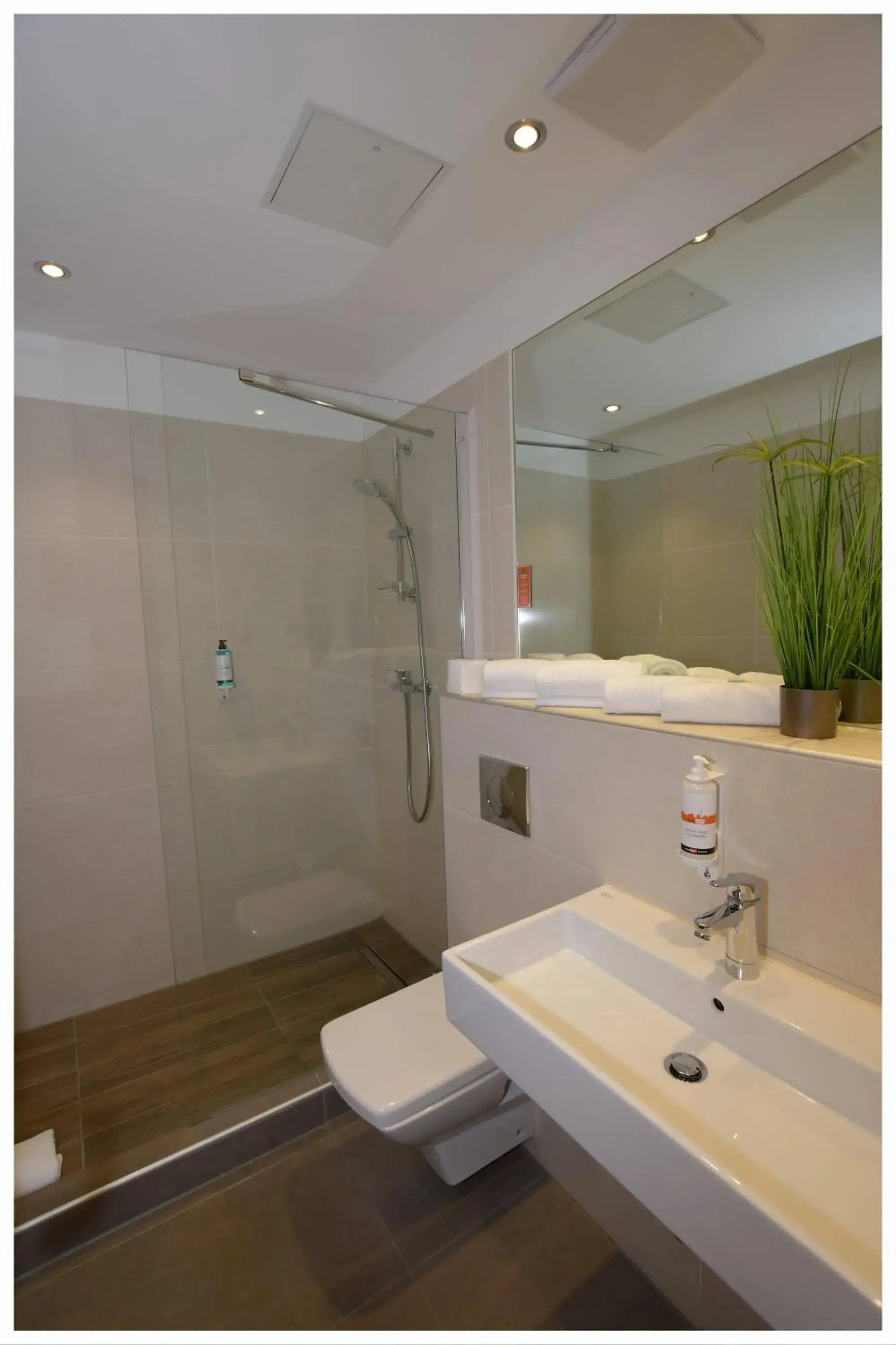 Bathroom in Motel Plus Berlin Bathroom in Motel Plus Berlin