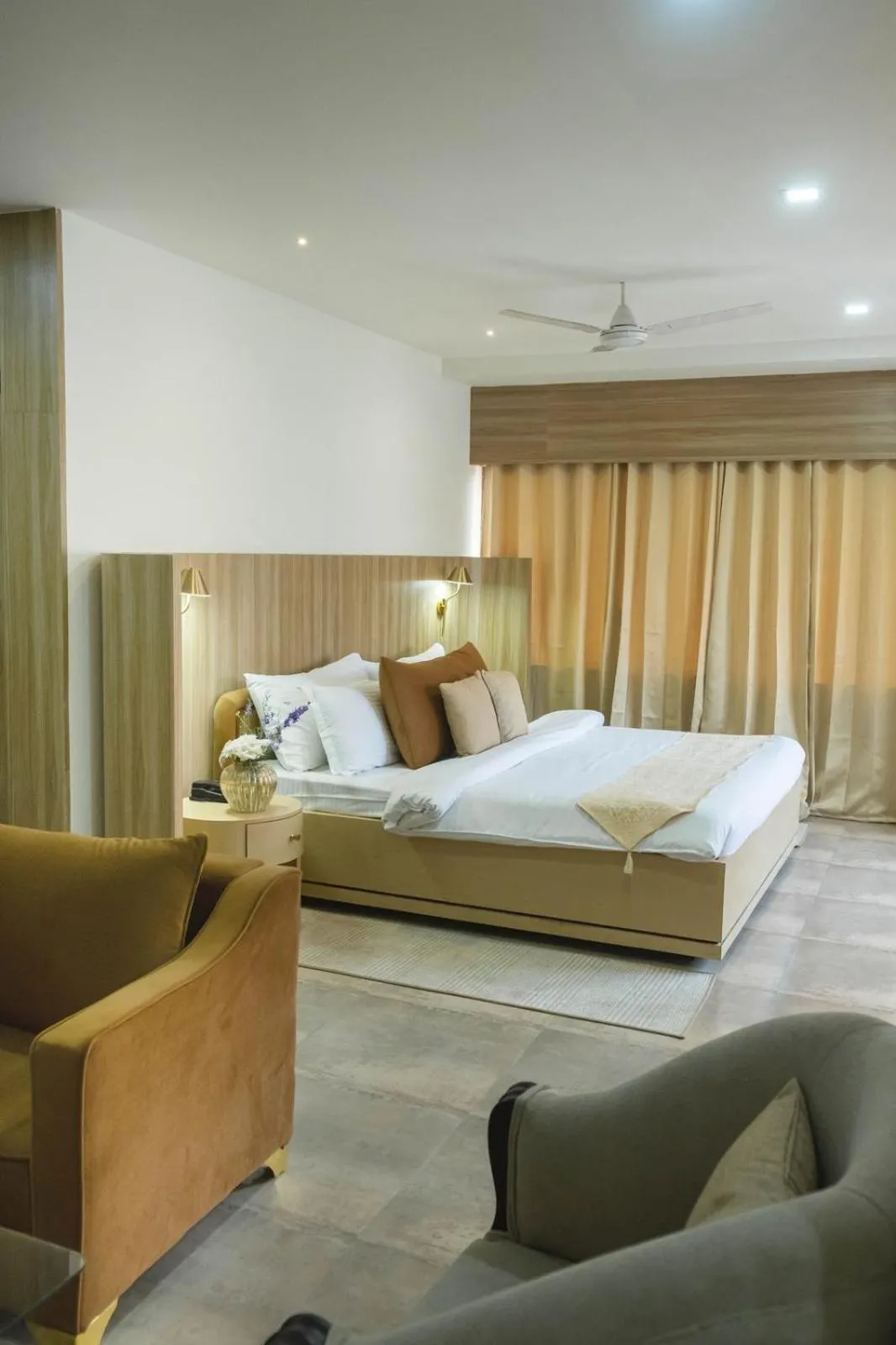 Bed in Hotel Lake Shilloi