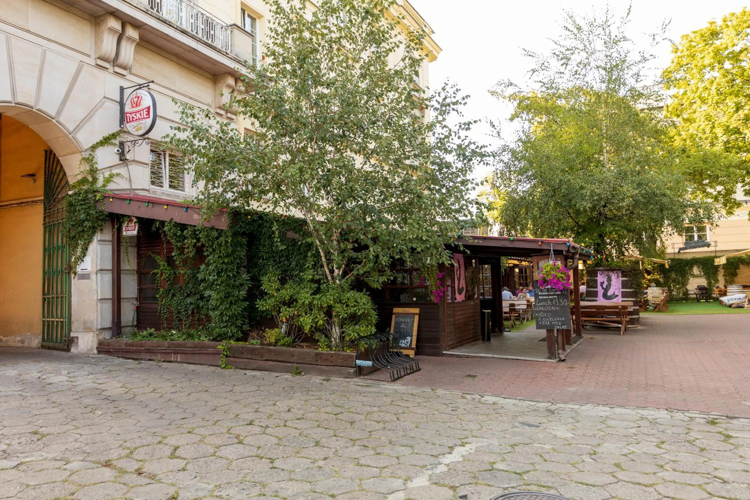 Restaurant/places to eat in Royal Route Apartment for 10 people by BookingHost