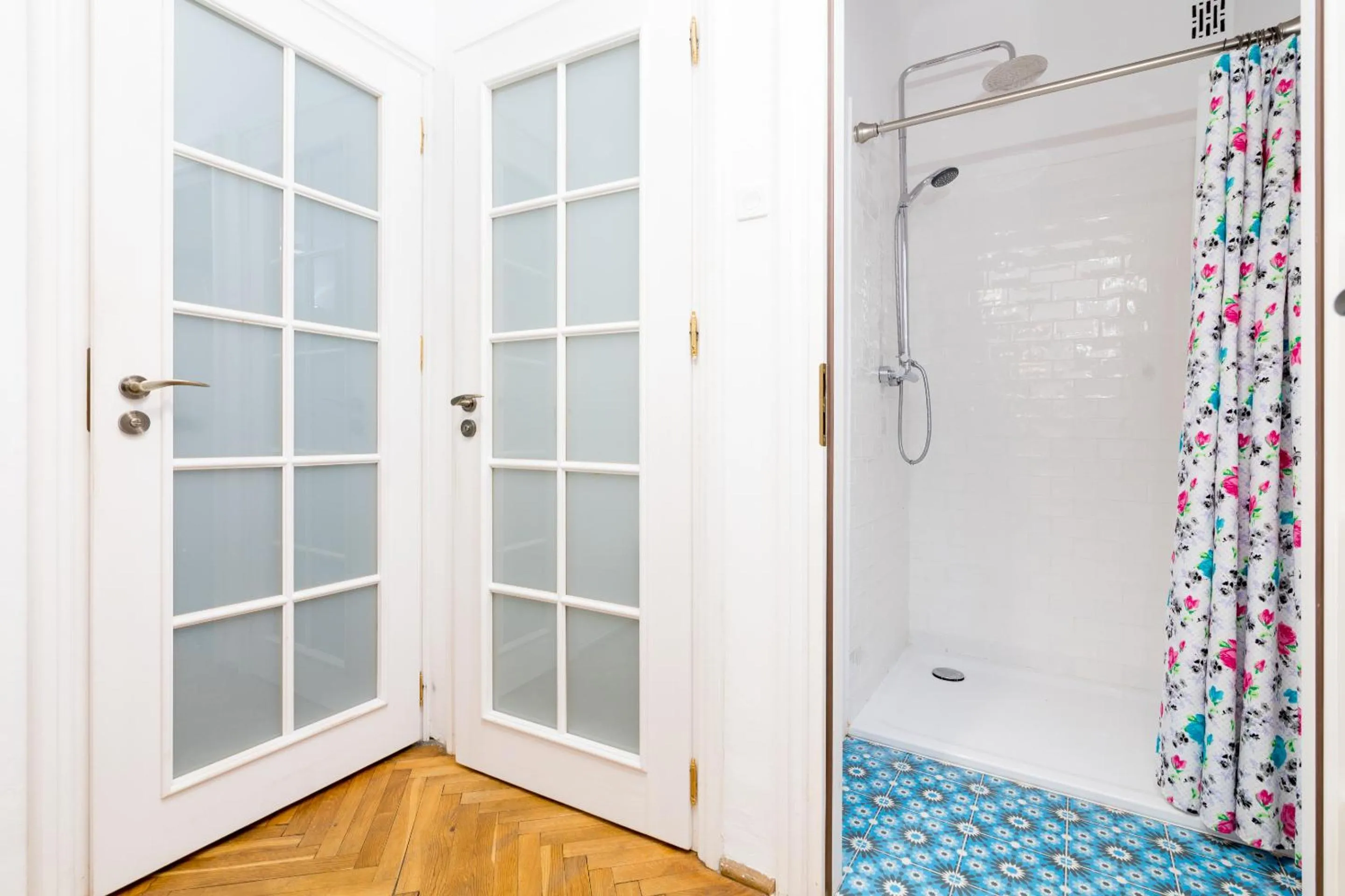 Shower in Royal Route Apartment for 10 people by BookingHost