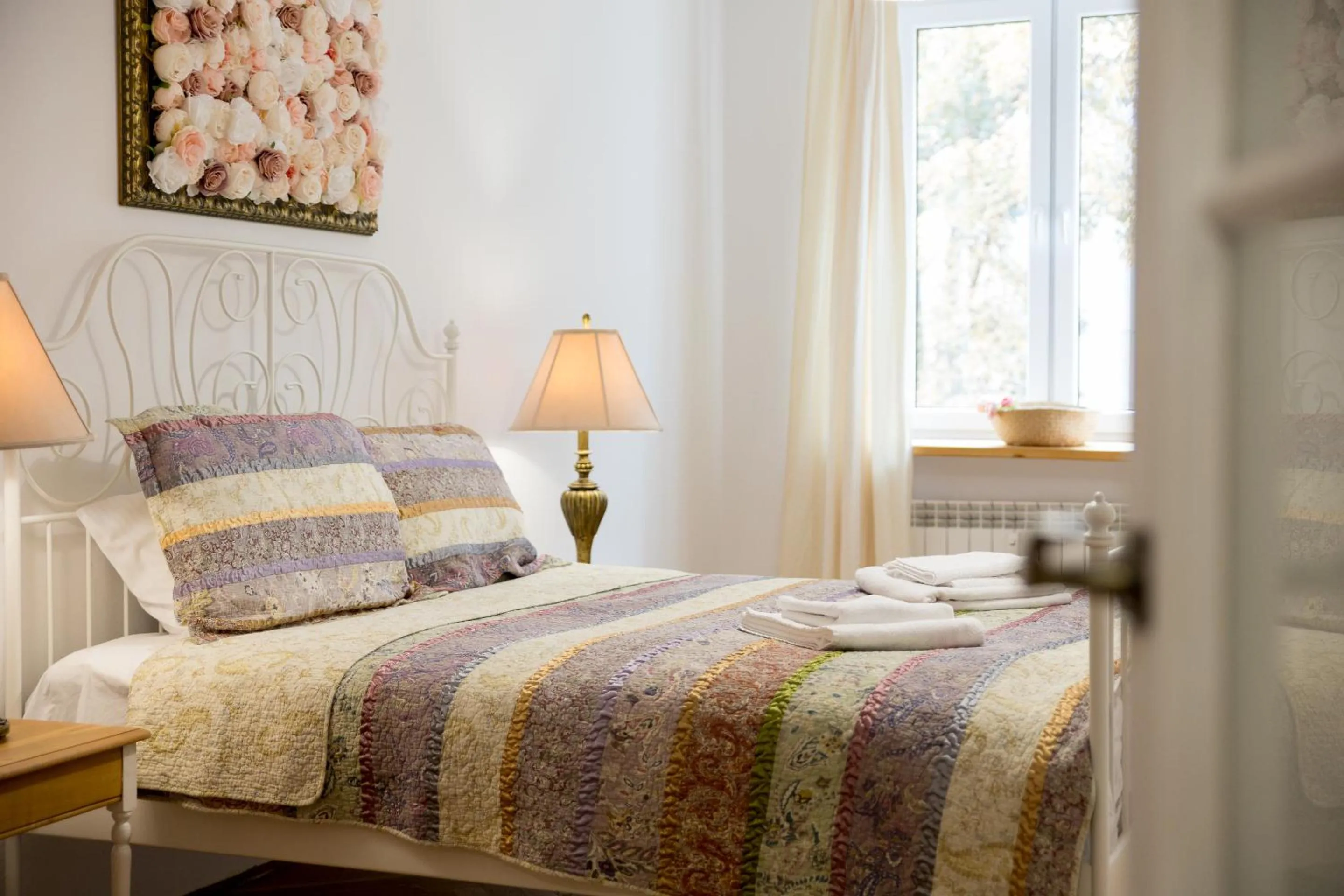 Bed in Royal Route Apartment for 10 people by BookingHost