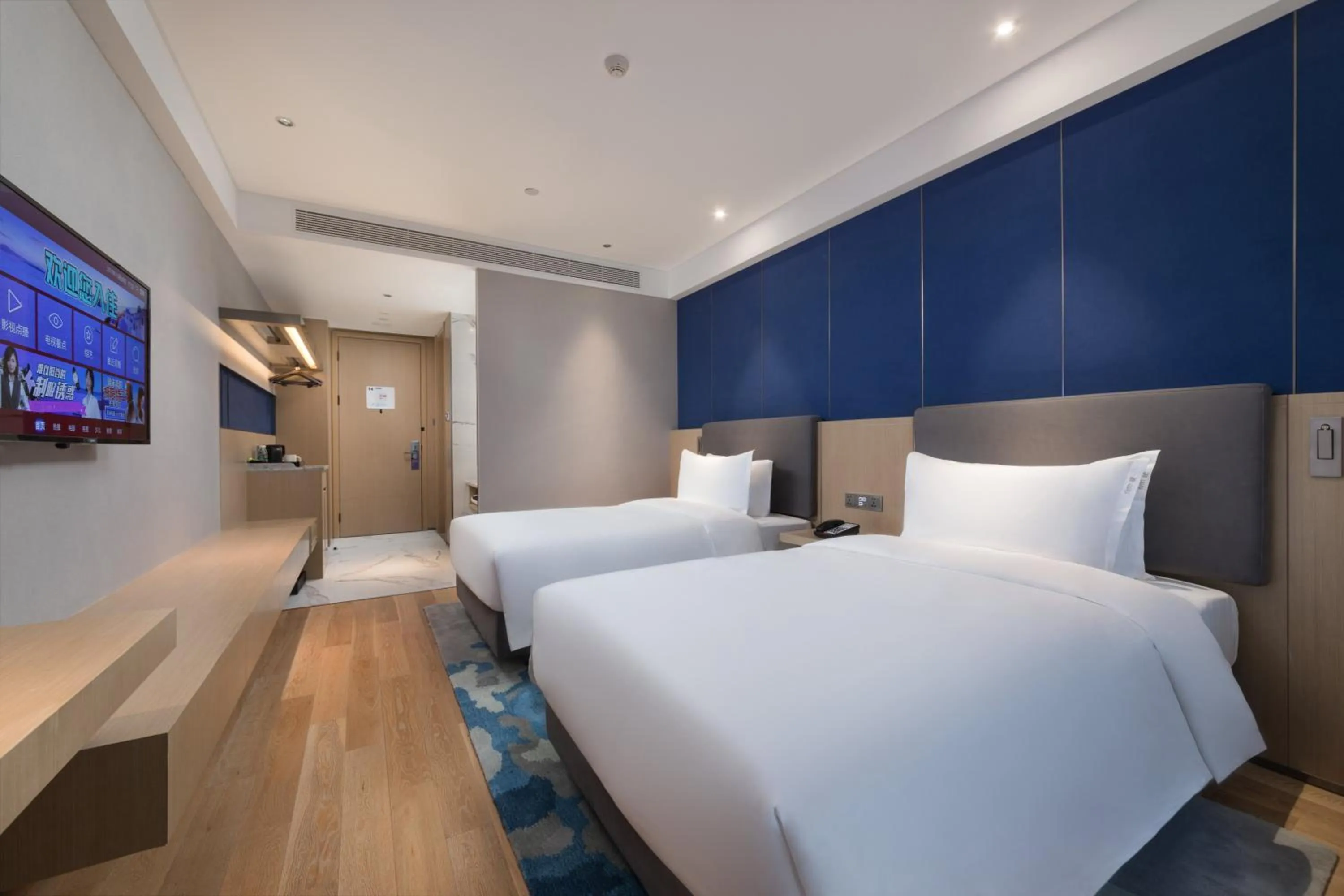 Photo of the whole room, Bed in Holiday Inn Express Nanchang West Station by IHG