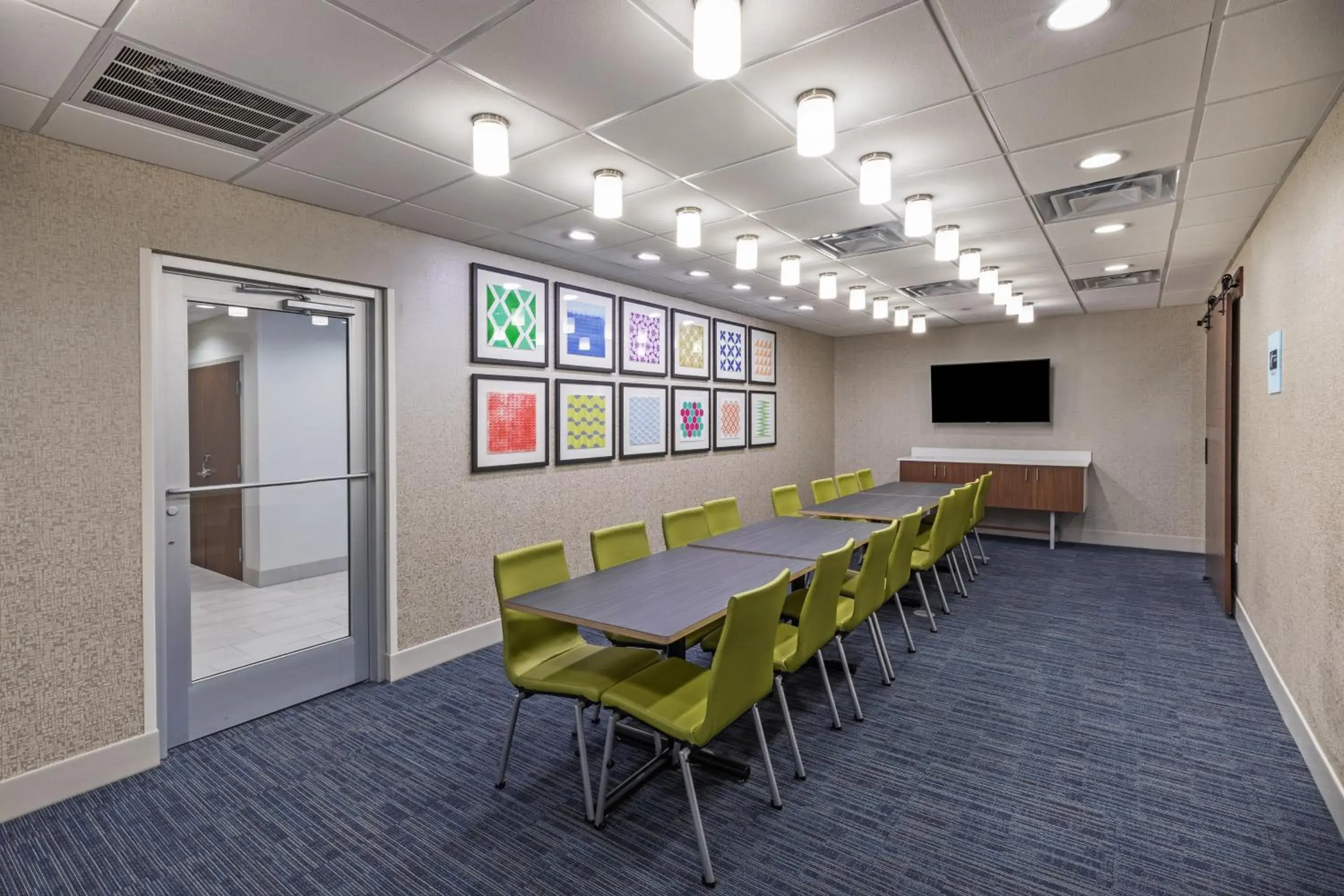 Property building in Holiday Inn Express & Suites Purcell by IHG Property building in Holiday Inn Express & Suites Purcell by IHG