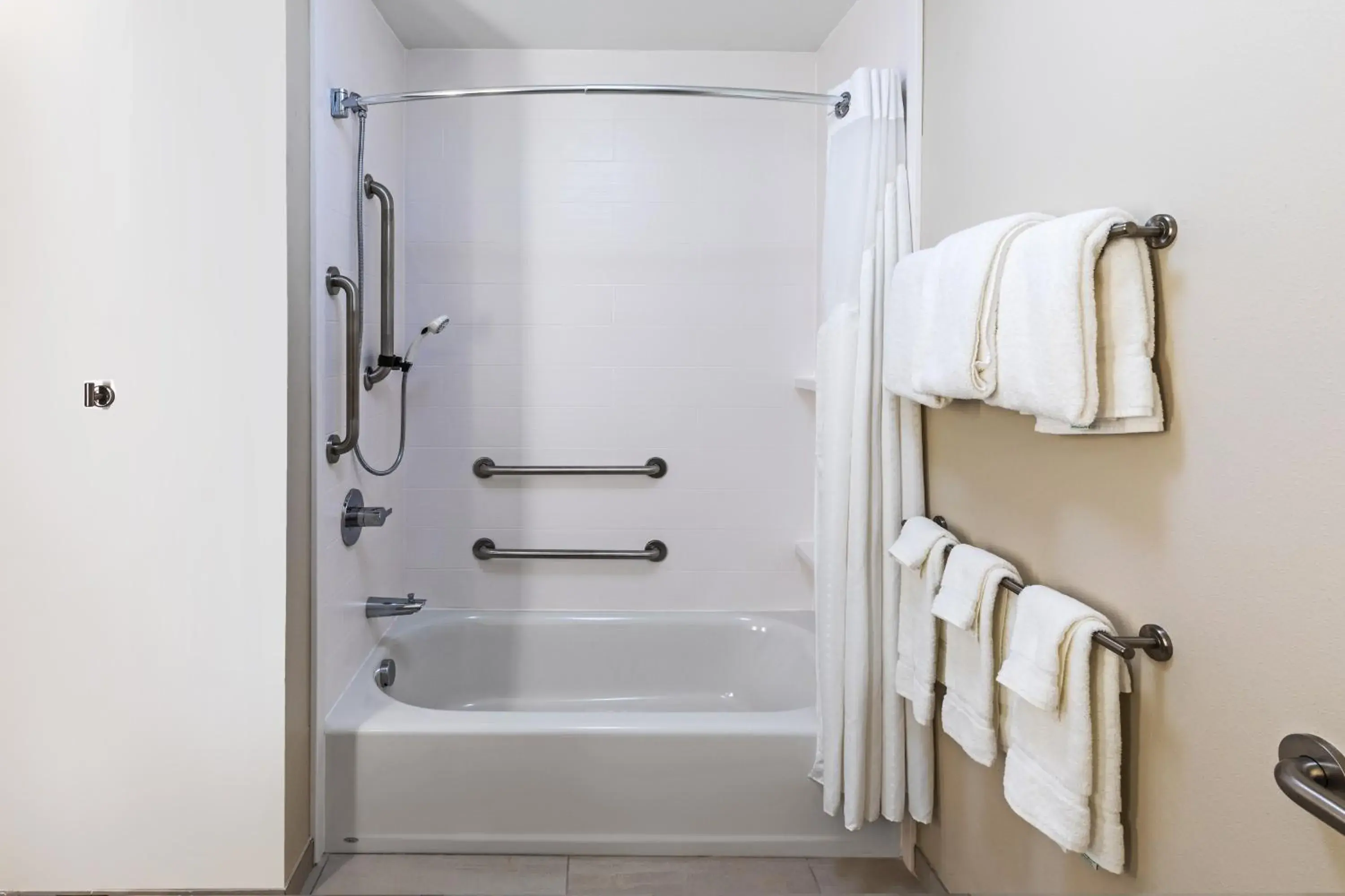 Property building in Holiday Inn Express & Suites Purcell by IHG Property building in Holiday Inn Express & Suites Purcell by IHG