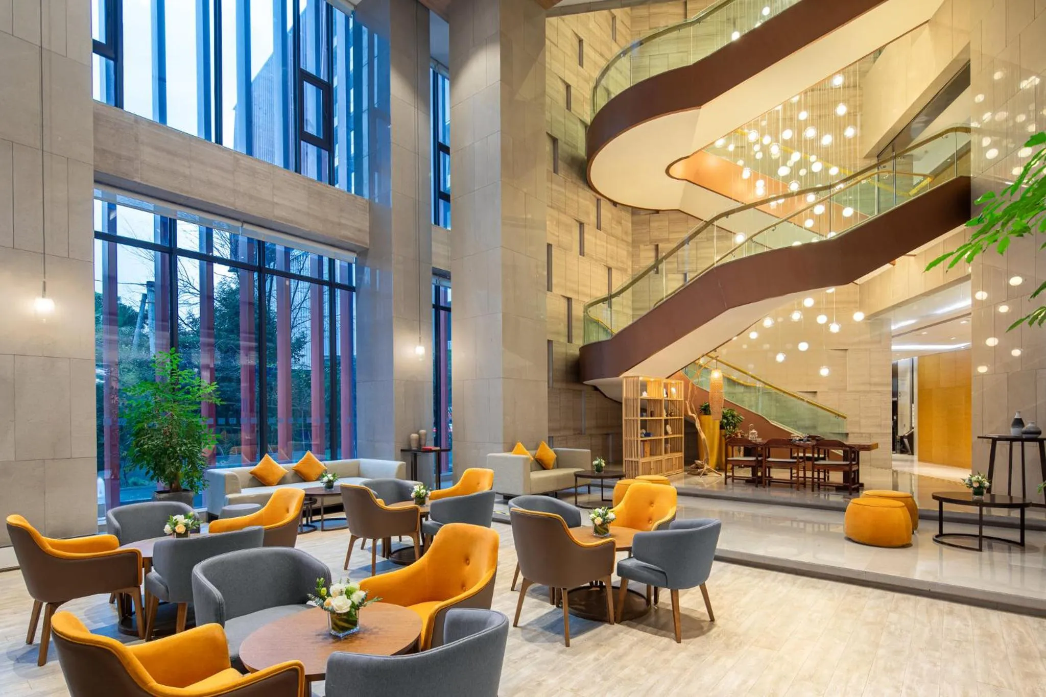 Lounge or bar in Holiday Inn Chengdu Airport by IHG
