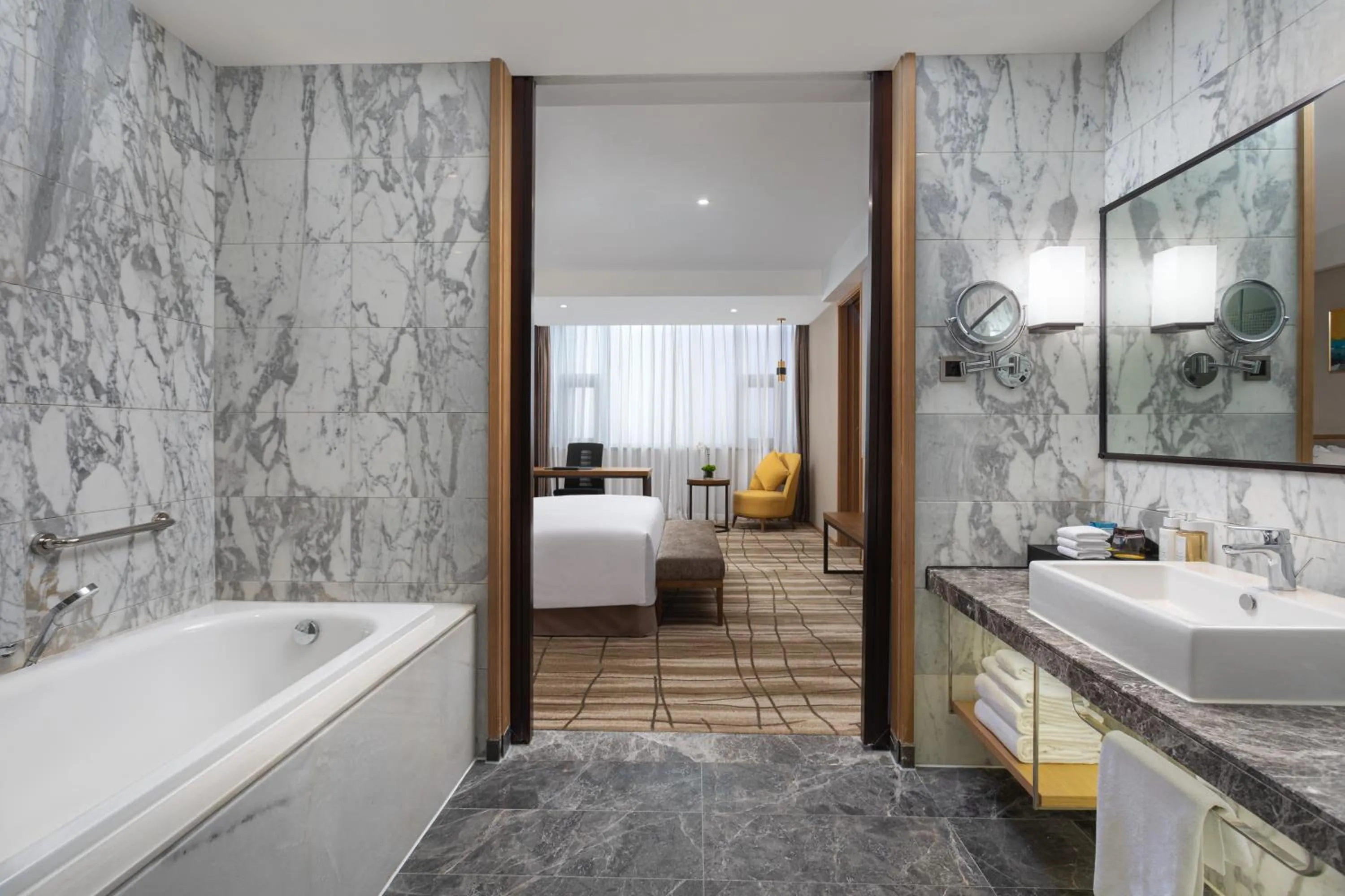 Hot Tub, Bed in Holiday Inn Chengdu Airport by IHG