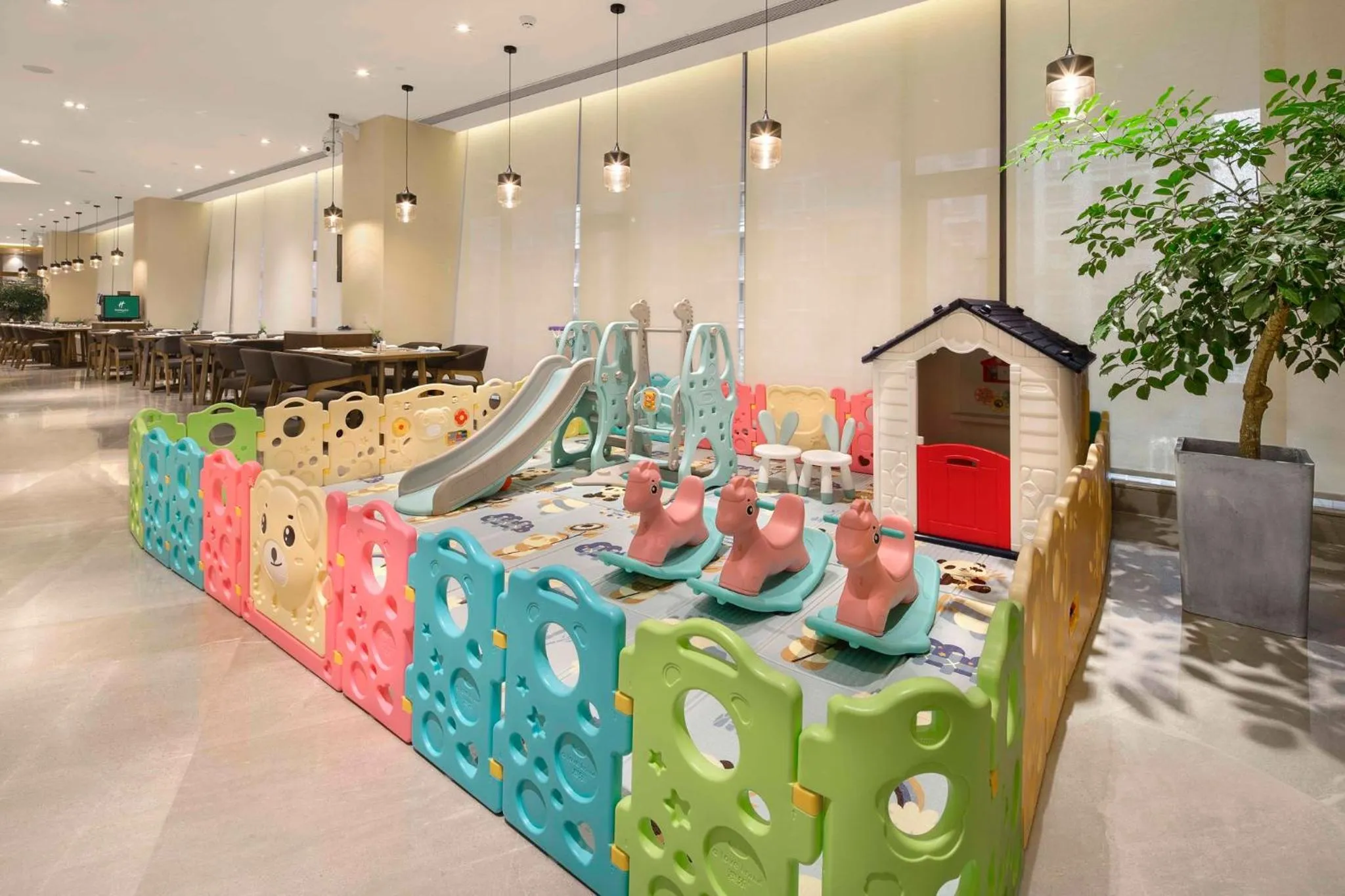 Restaurant/places to eat in Holiday Inn Chengdu Airport by IHG