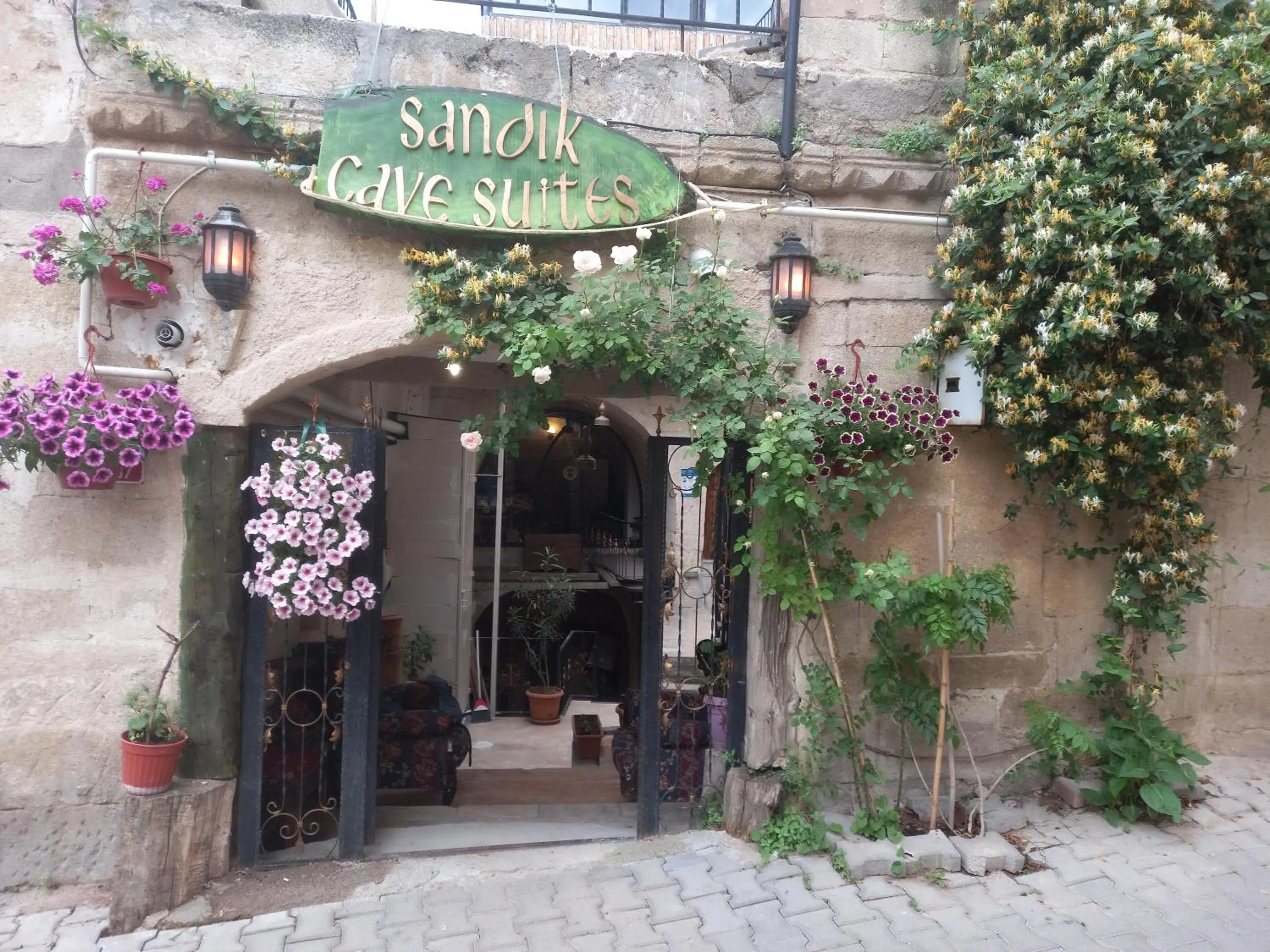 Property building in Sandık cave suites