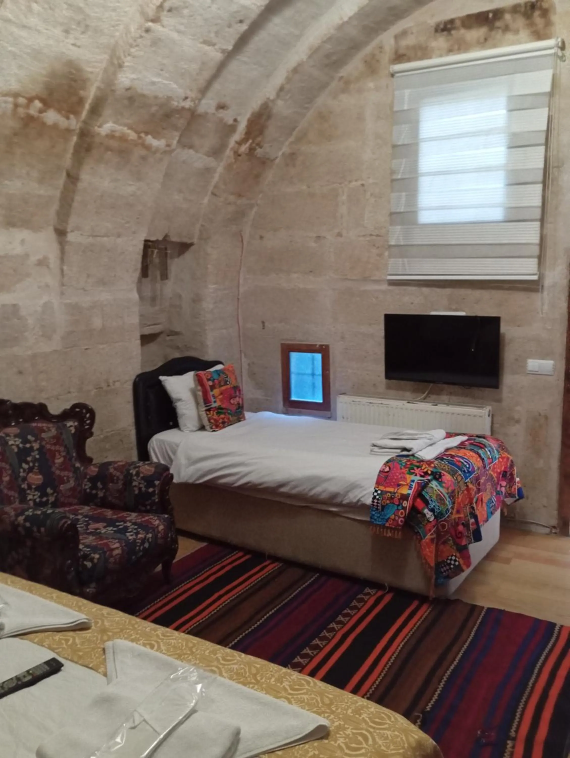 Photo of the whole room, Bed in Sandık cave suites