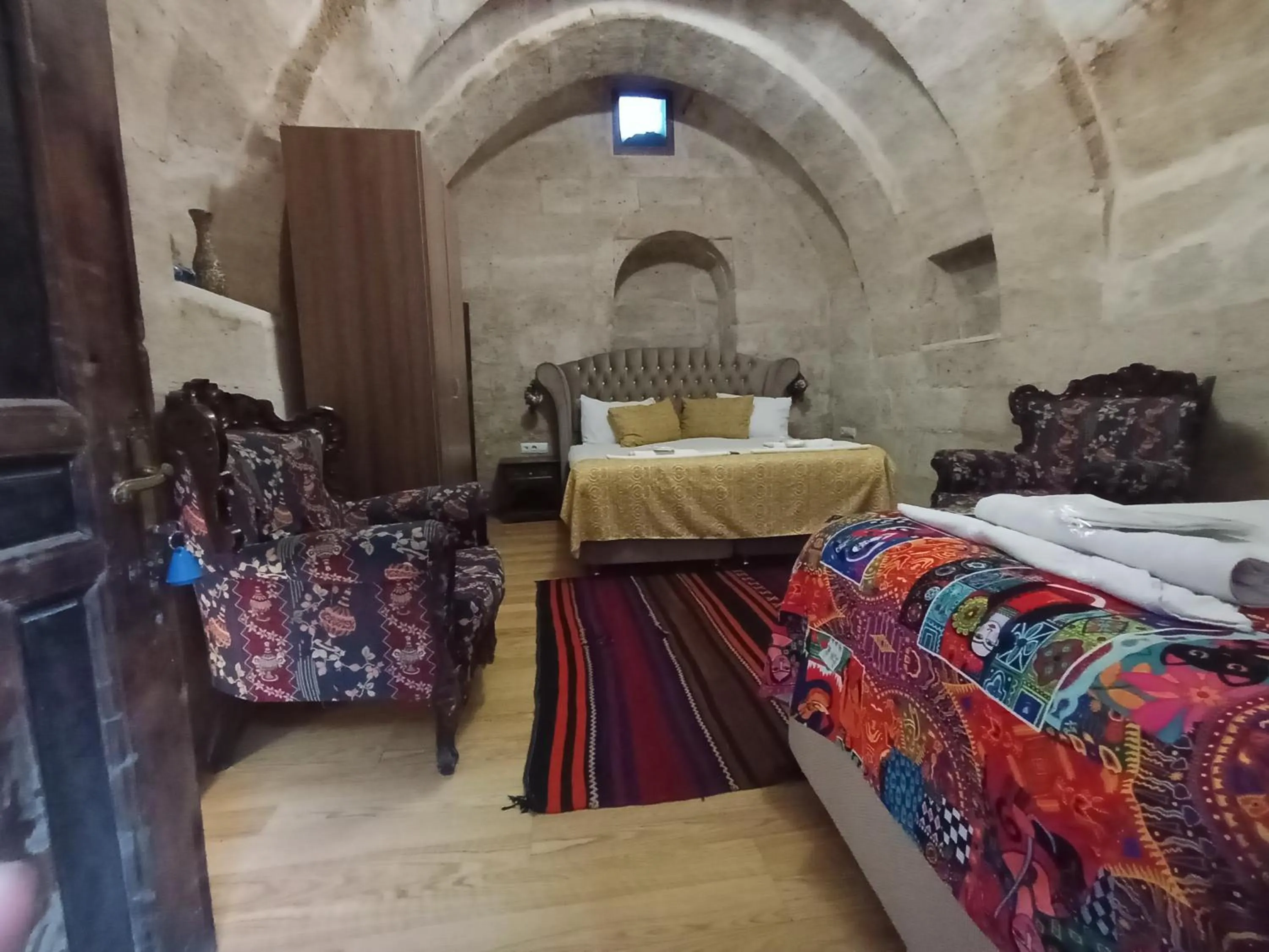 Photo of the whole room, Bed in Sandık cave suites