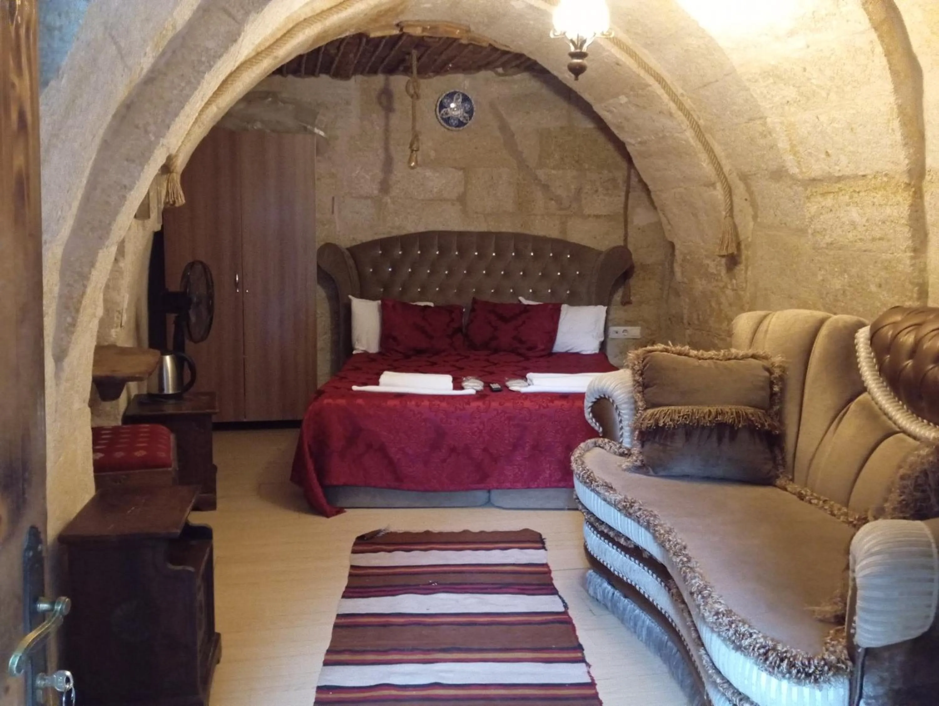 Photo of the whole room, Bed in Sandık cave suites
