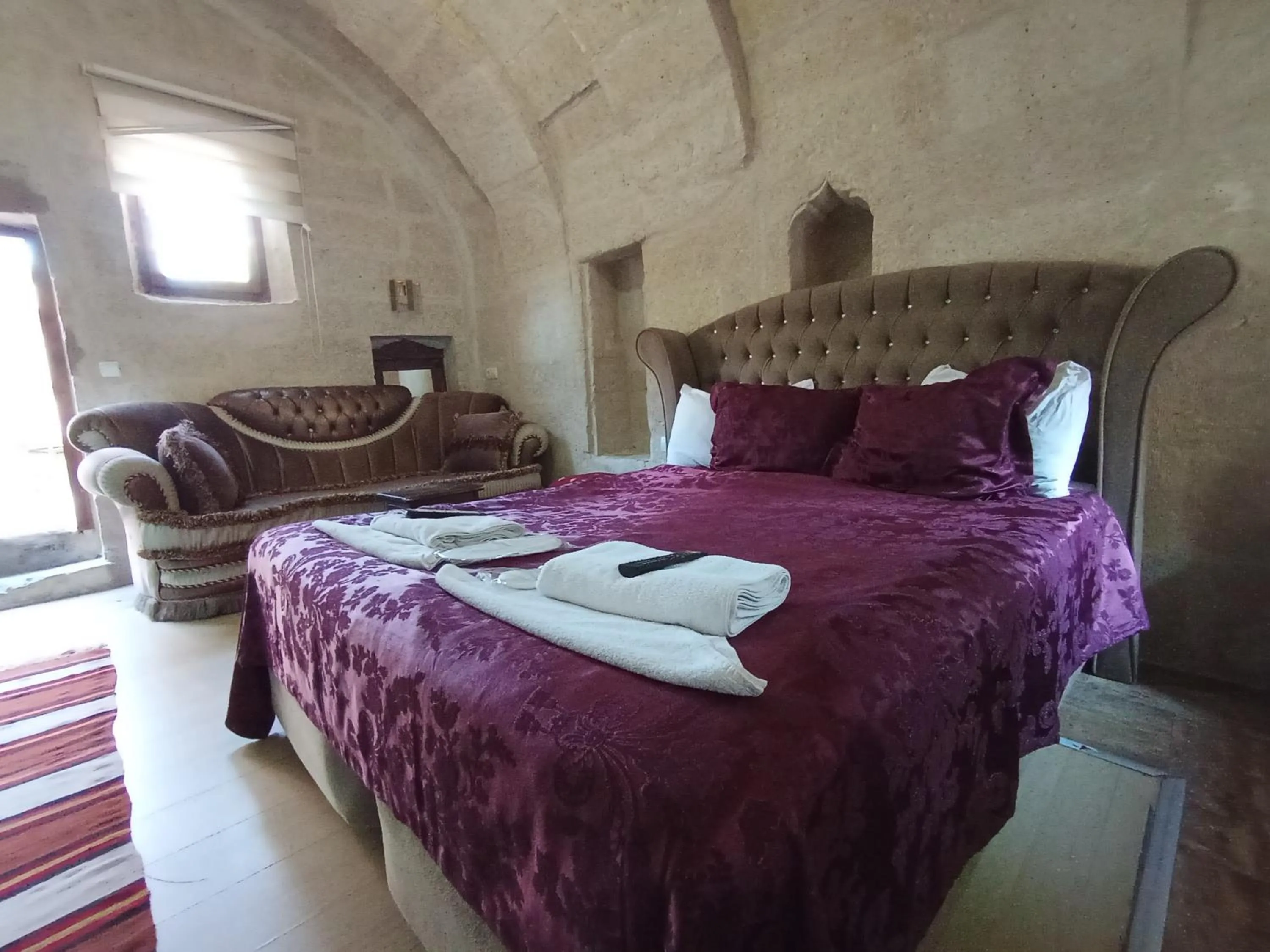 Photo of the whole room, Bed in Sandık cave suites